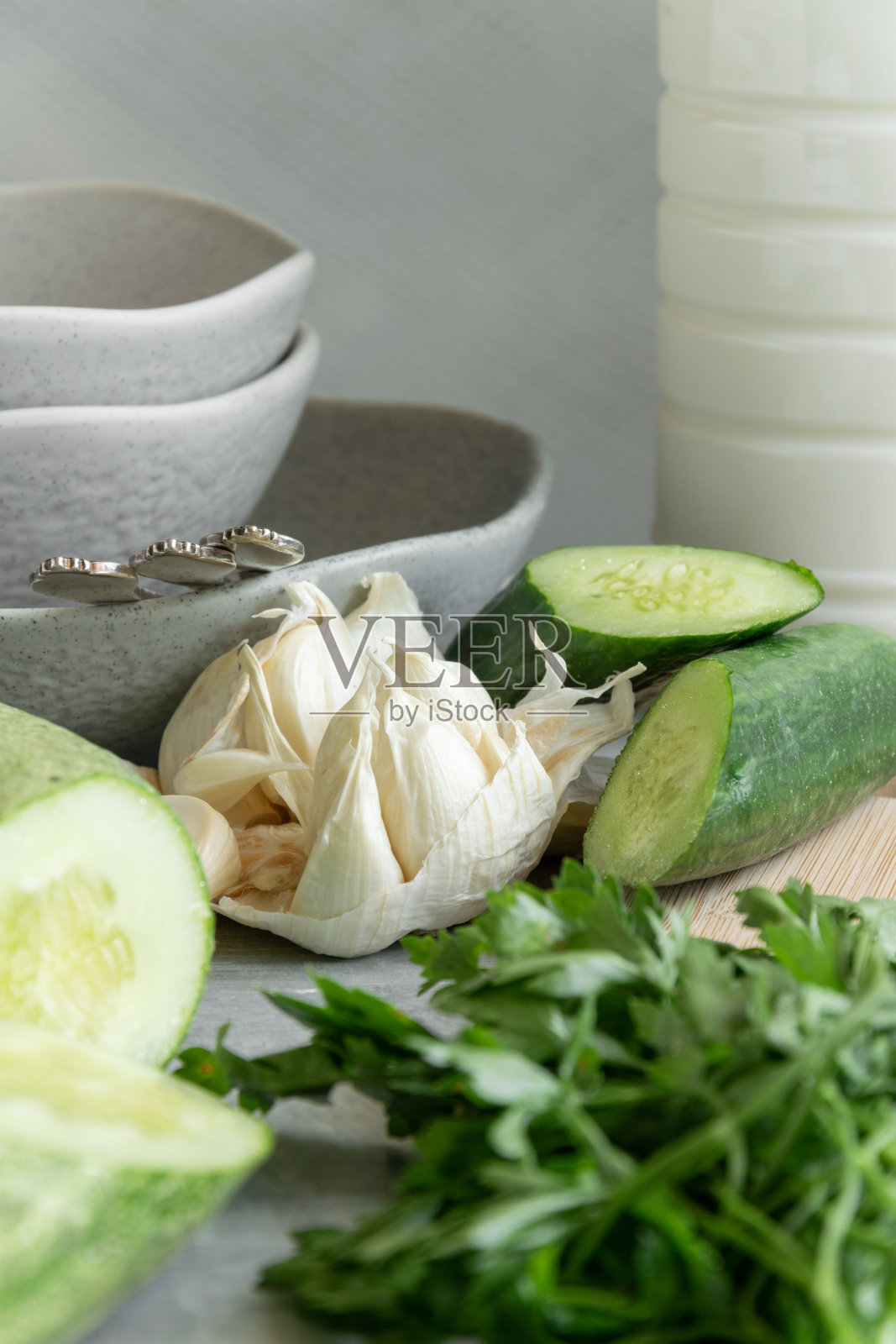 夏季烹饪用新鲜生蔬菜，准备冷酸奶汤照片摄影图片