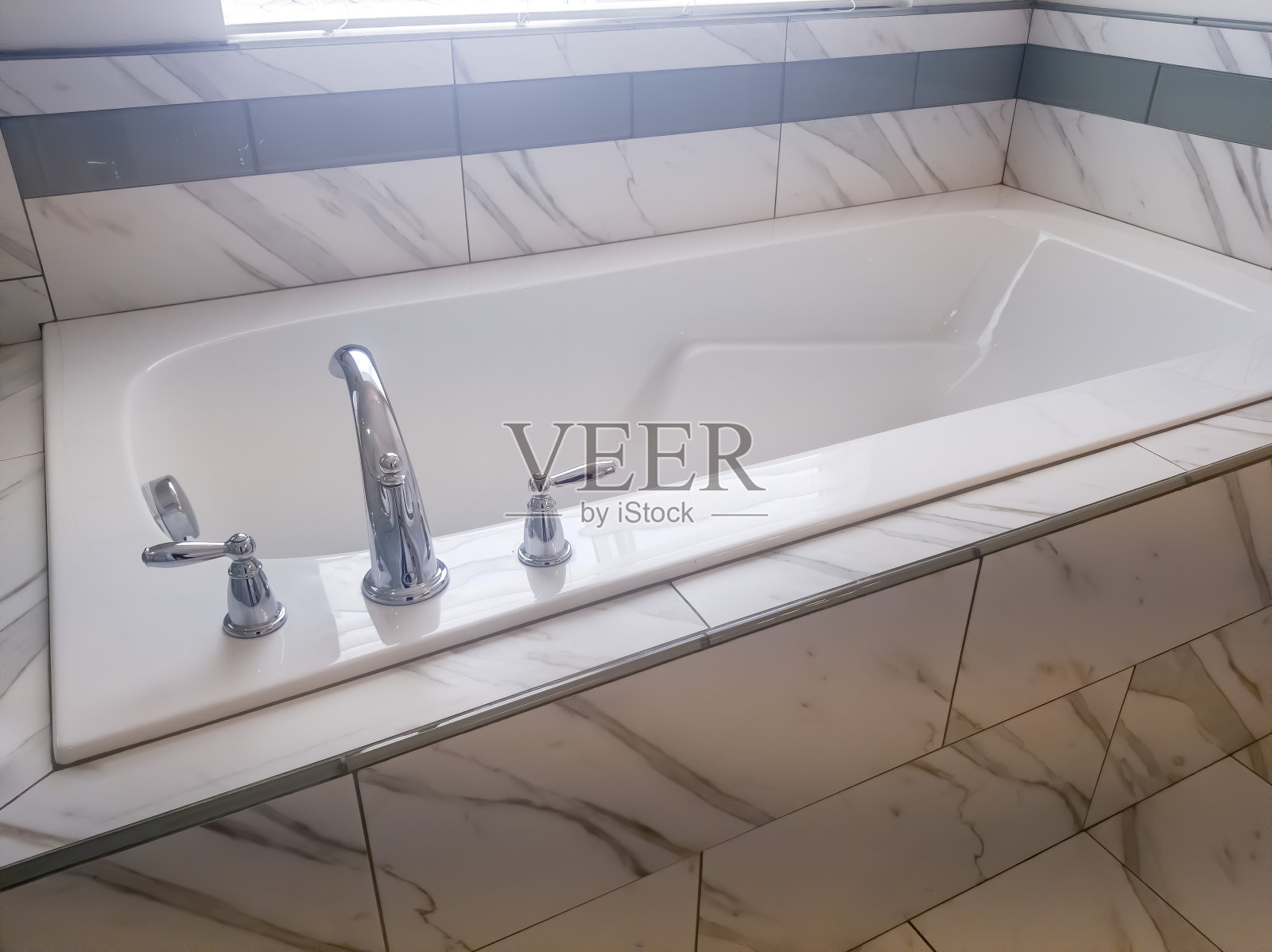 近距离观察内置不锈钢水龙头和把手的矩形浴缸照片摄影图片