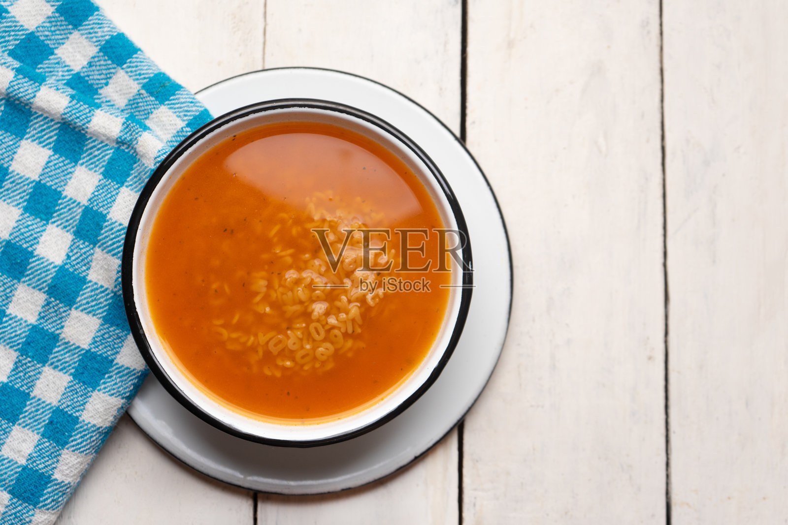 字母汤意大利面在白色的背景照片摄影图片