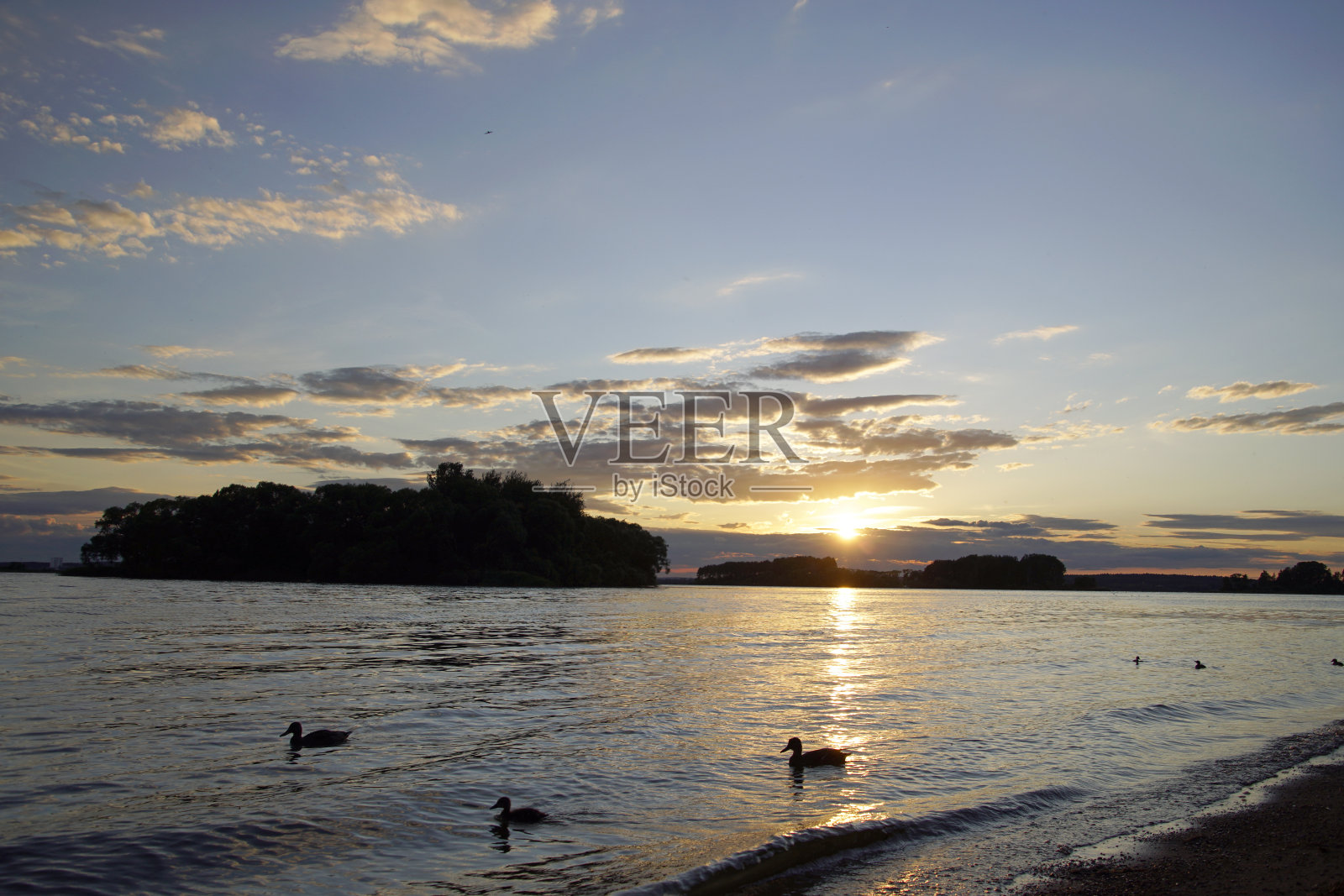夏天。湖上的日落。水面上强烈的阳光和眩光。温暖的夜晚。景观。地平线照片摄影图片