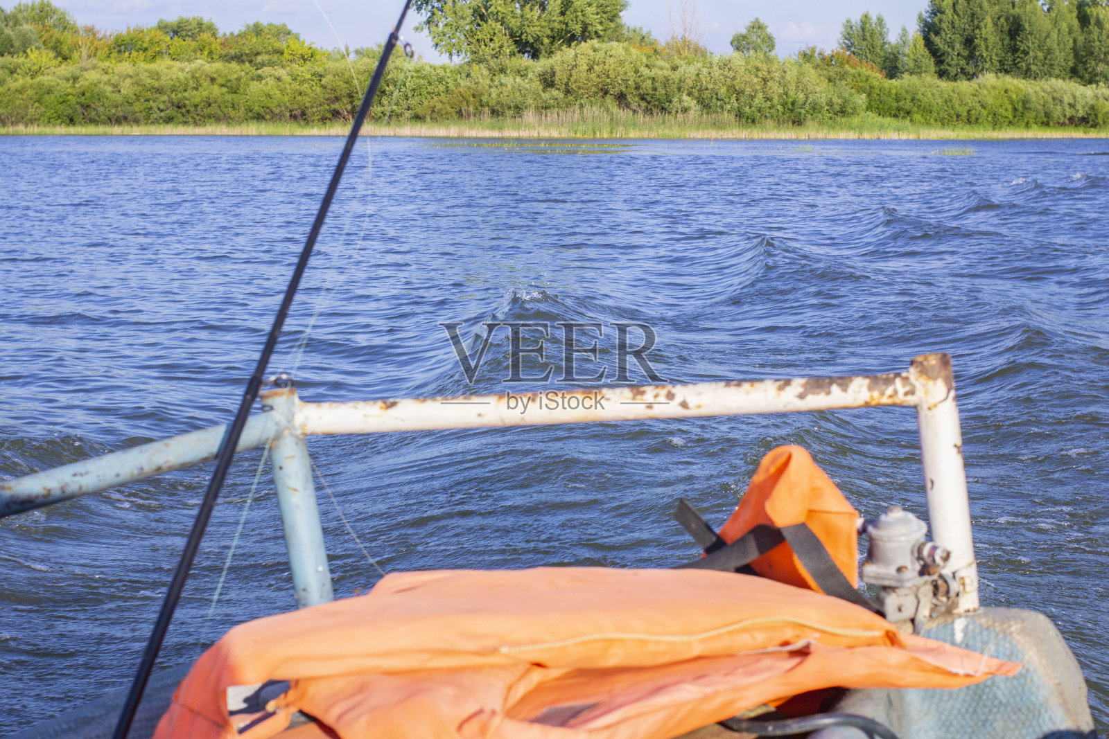 一艘小摩托艇在搜寻一名溺水者时发出海浪照片摄影图片