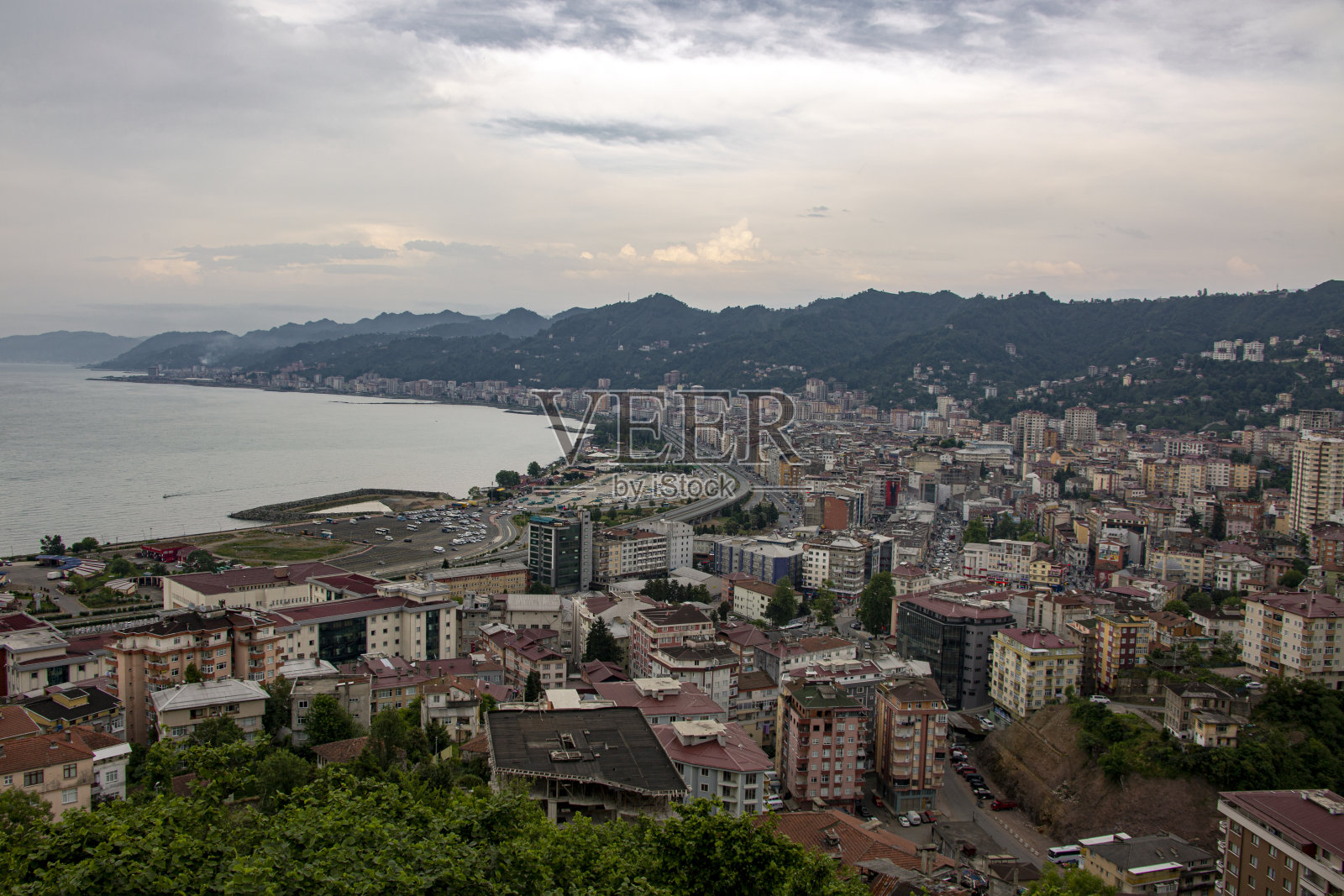 航拍的Rize市在土耳其与建筑周围的海岸一路。照片摄影图片