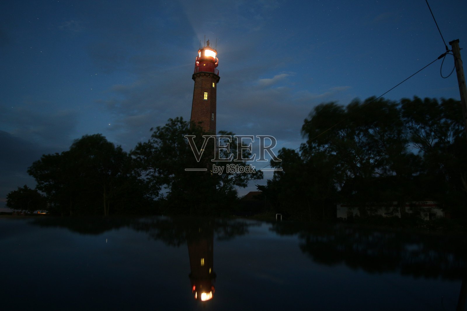 灯塔的镜像照片摄影图片