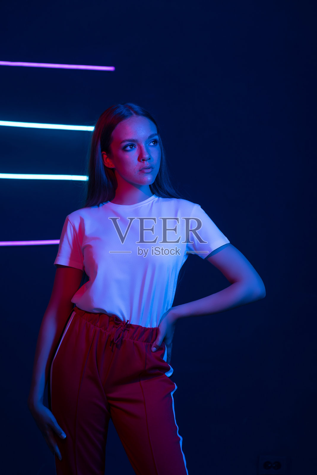 一个美丽迷人的运动苗条女孩的工作室肖像。照片摄影图片