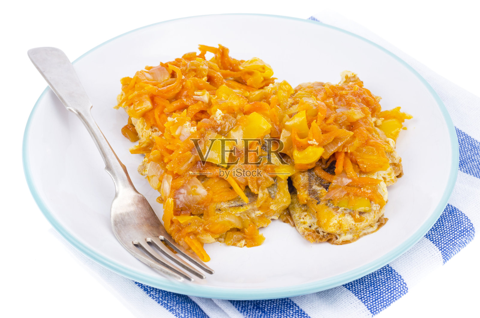 白鱼片配红烧蔬菜。照片照片摄影图片