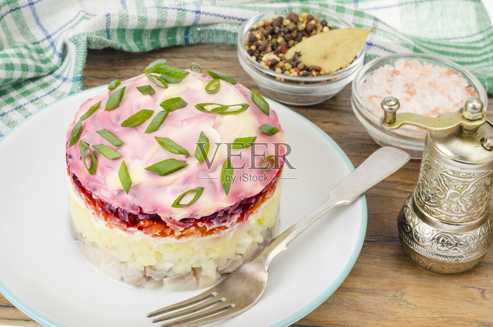 装有甜菜、胡萝卜、土豆和咸鱼的开胃菜放在木桌上照片摄影图片