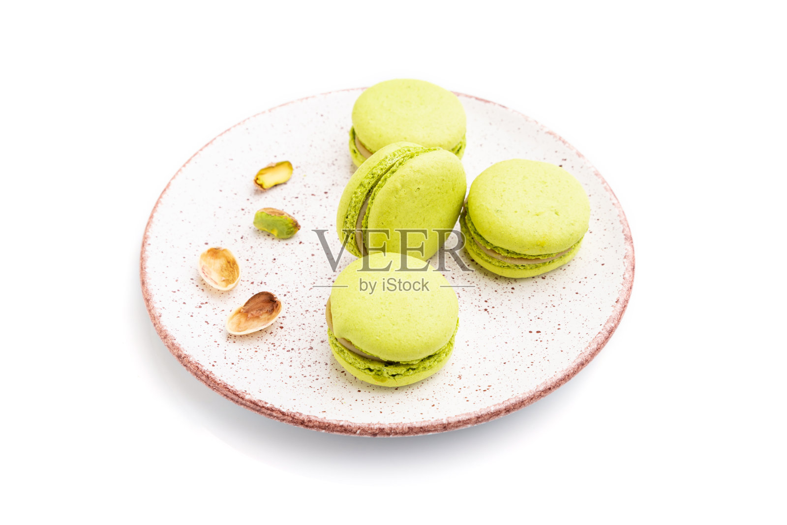 绿色的马卡龙或马卡龙蛋糕孤立在白色的背景上。侧视图，特写。照片摄影图片