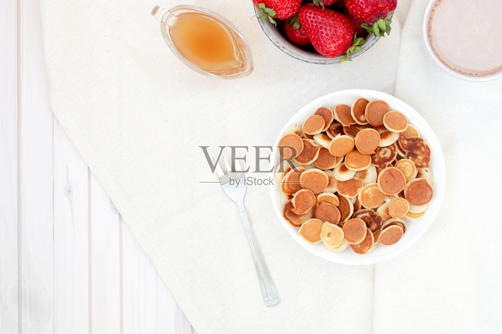 碗里的迷你煎饼。照片摄影图片