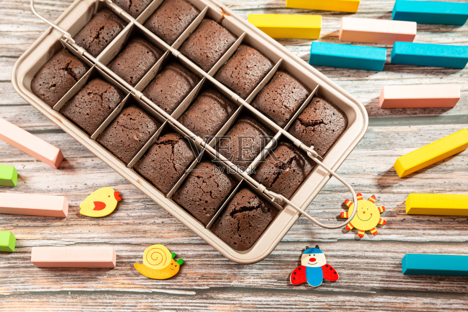 布朗尼蛋糕自制在托盘上照片摄影图片