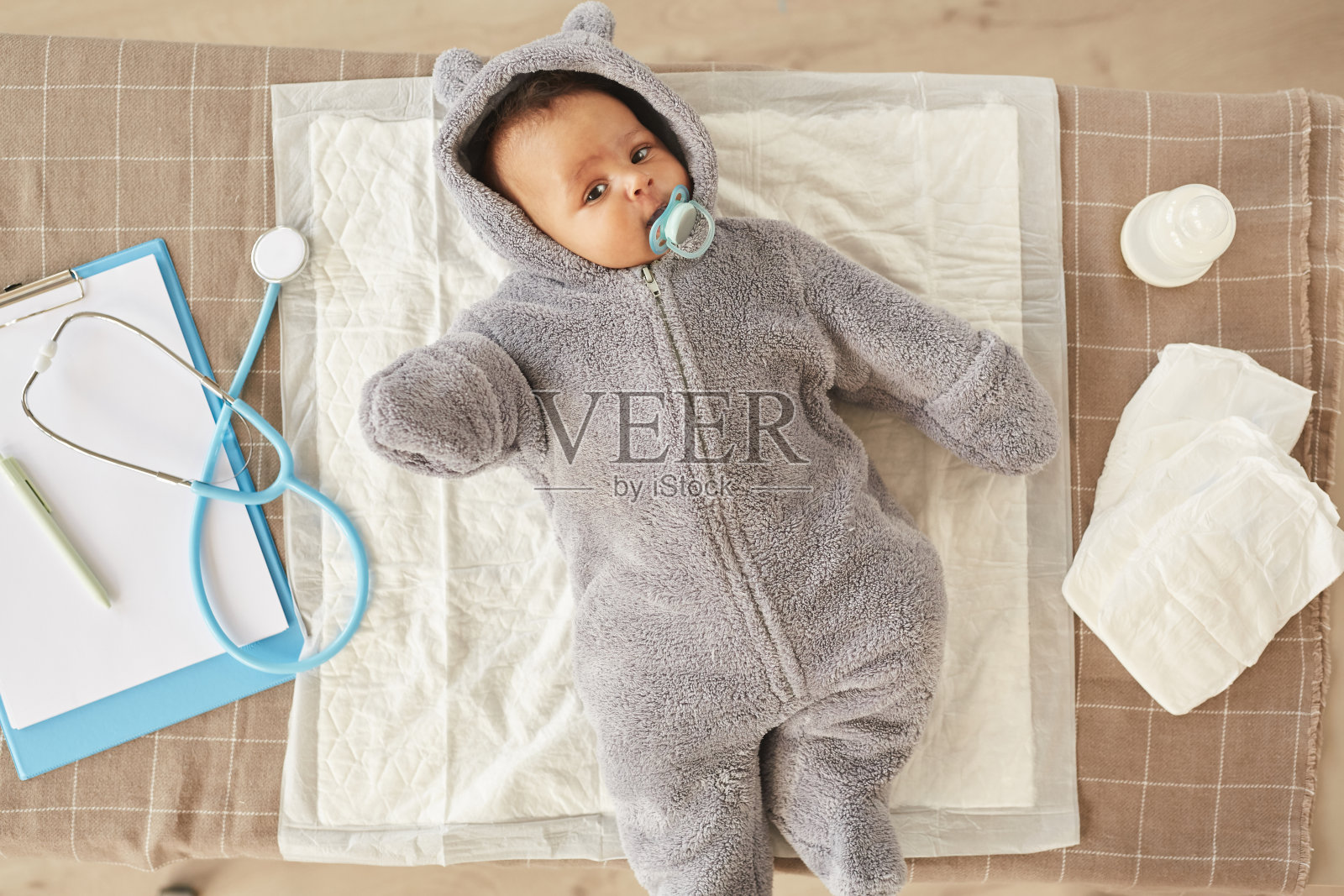 可爱的婴儿躺在检查台上照片摄影图片