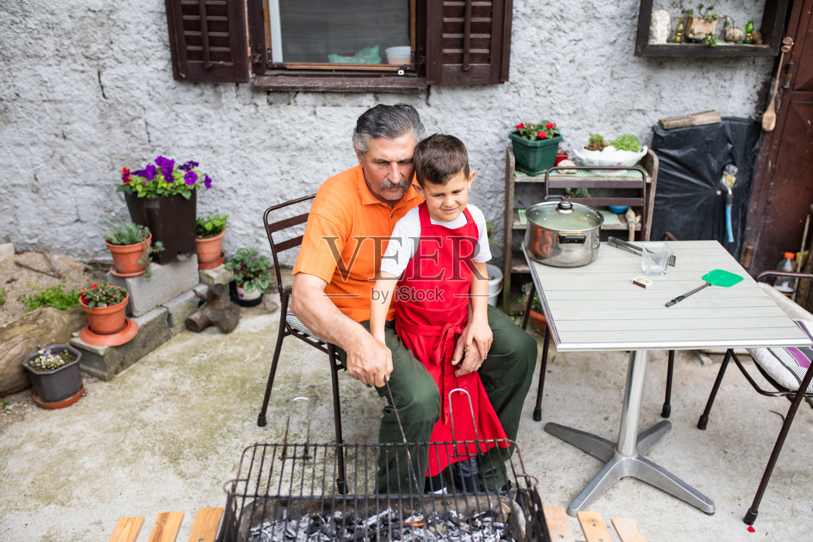 爷爷和孙子在烤火照片摄影图片