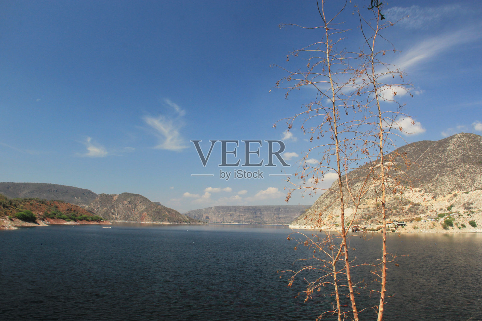 从墨西哥伊达尔戈的小木屋看到的Zimapan水力发电大坝照片摄影图片