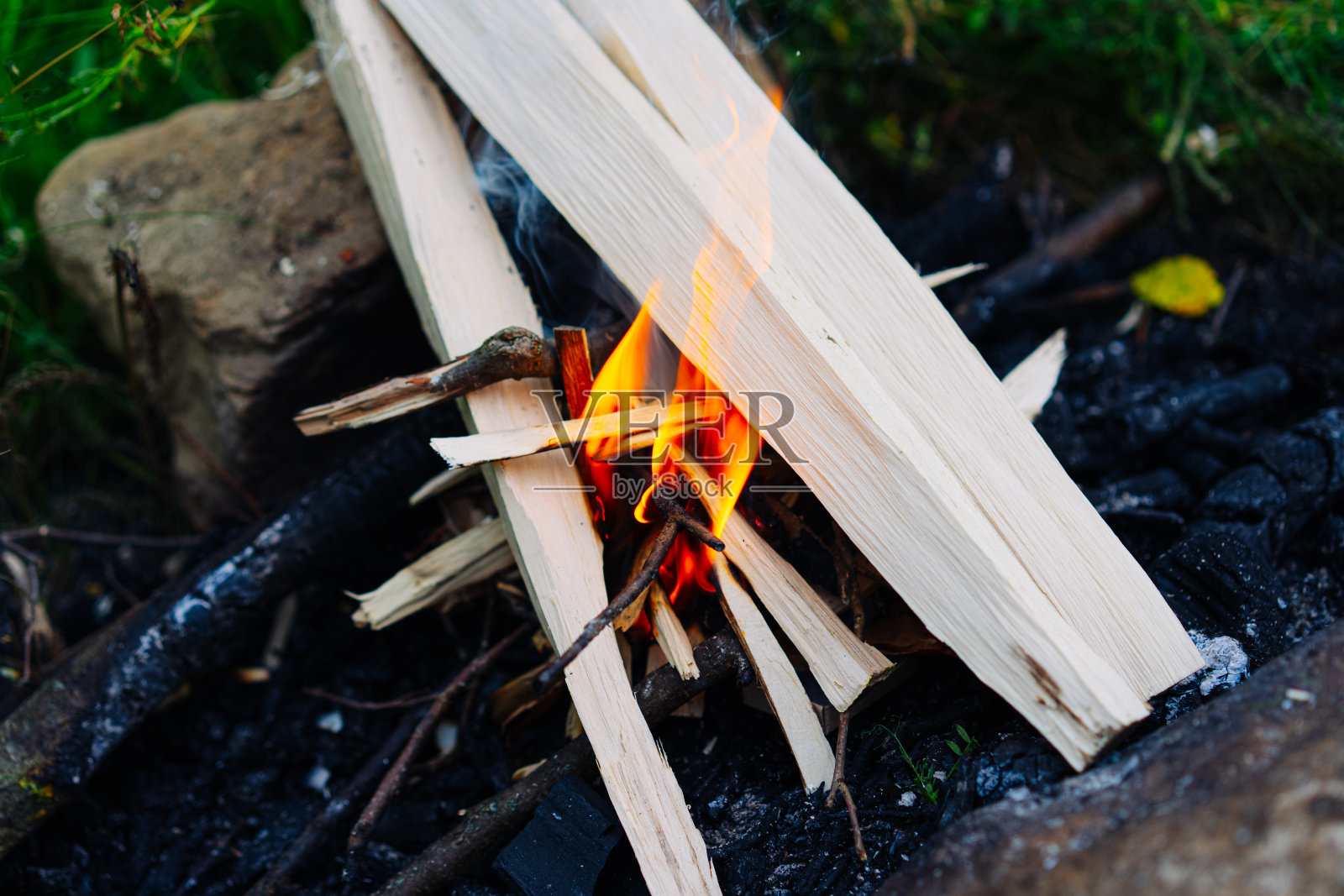 用木屑生火照片摄影图片