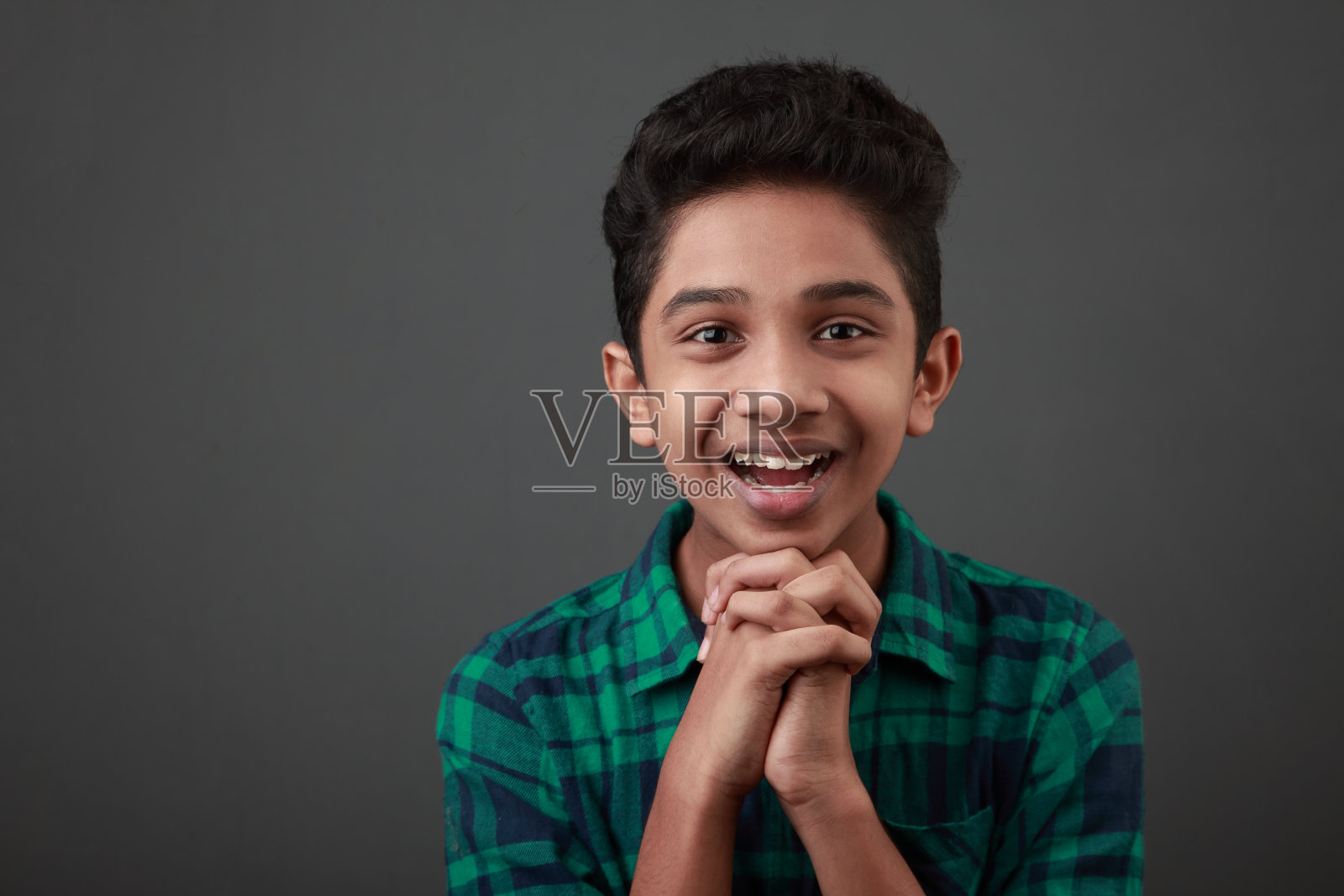 快乐微笑的印度裔小男孩照片摄影图片