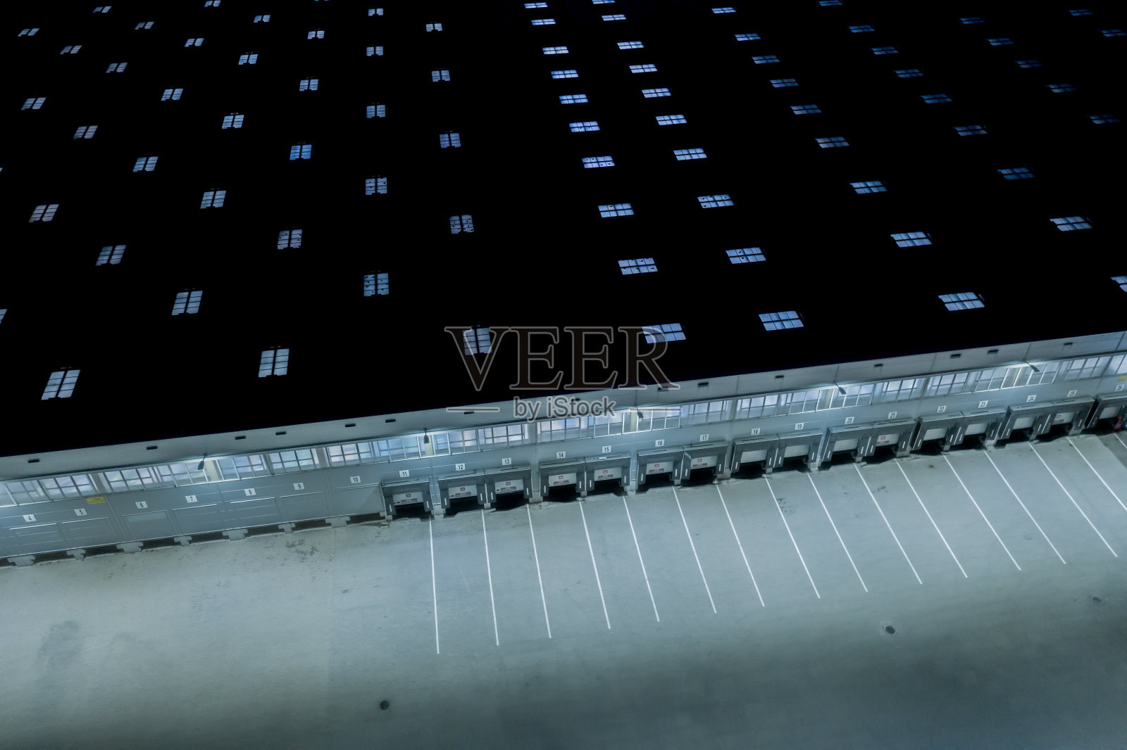 夜间仓库装货码头。现代物流中心。一个配送中心的停靠站照片摄影图片