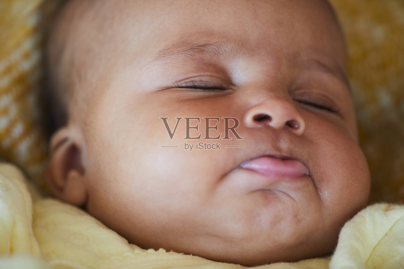 非洲新生儿睡觉照片摄影图片
