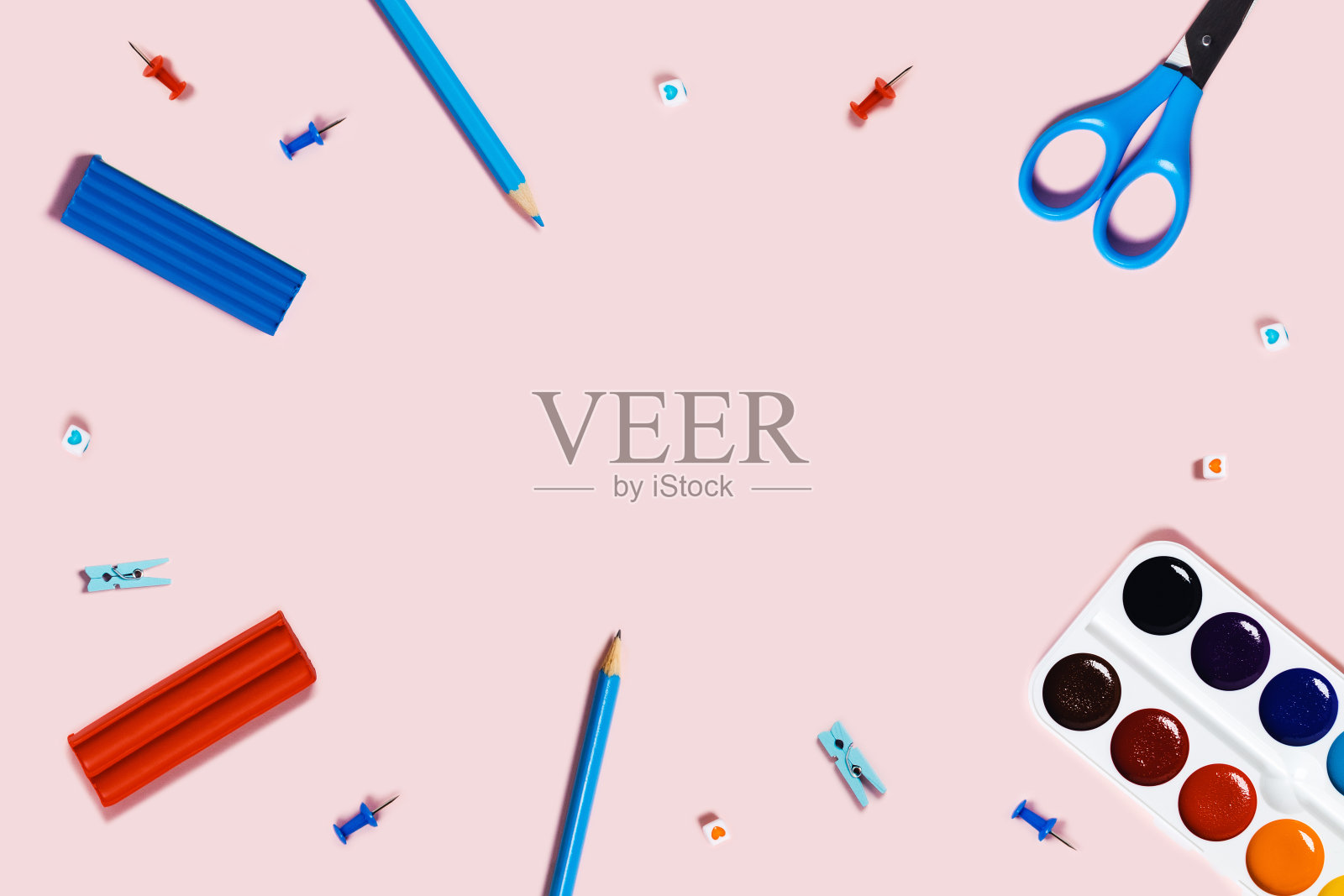 粉红色背景与书写材料。照片摄影图片