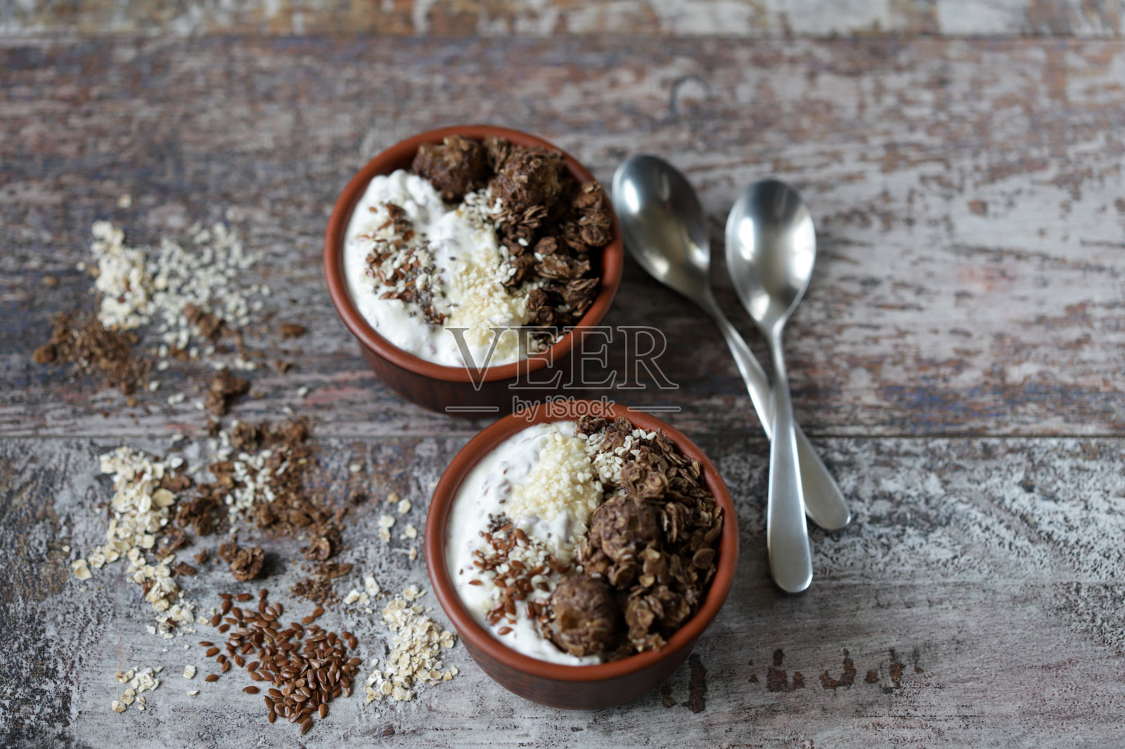 健康早餐有白酸奶，奇亚，种子和巧克力格兰诺拉麦片。照片摄影图片