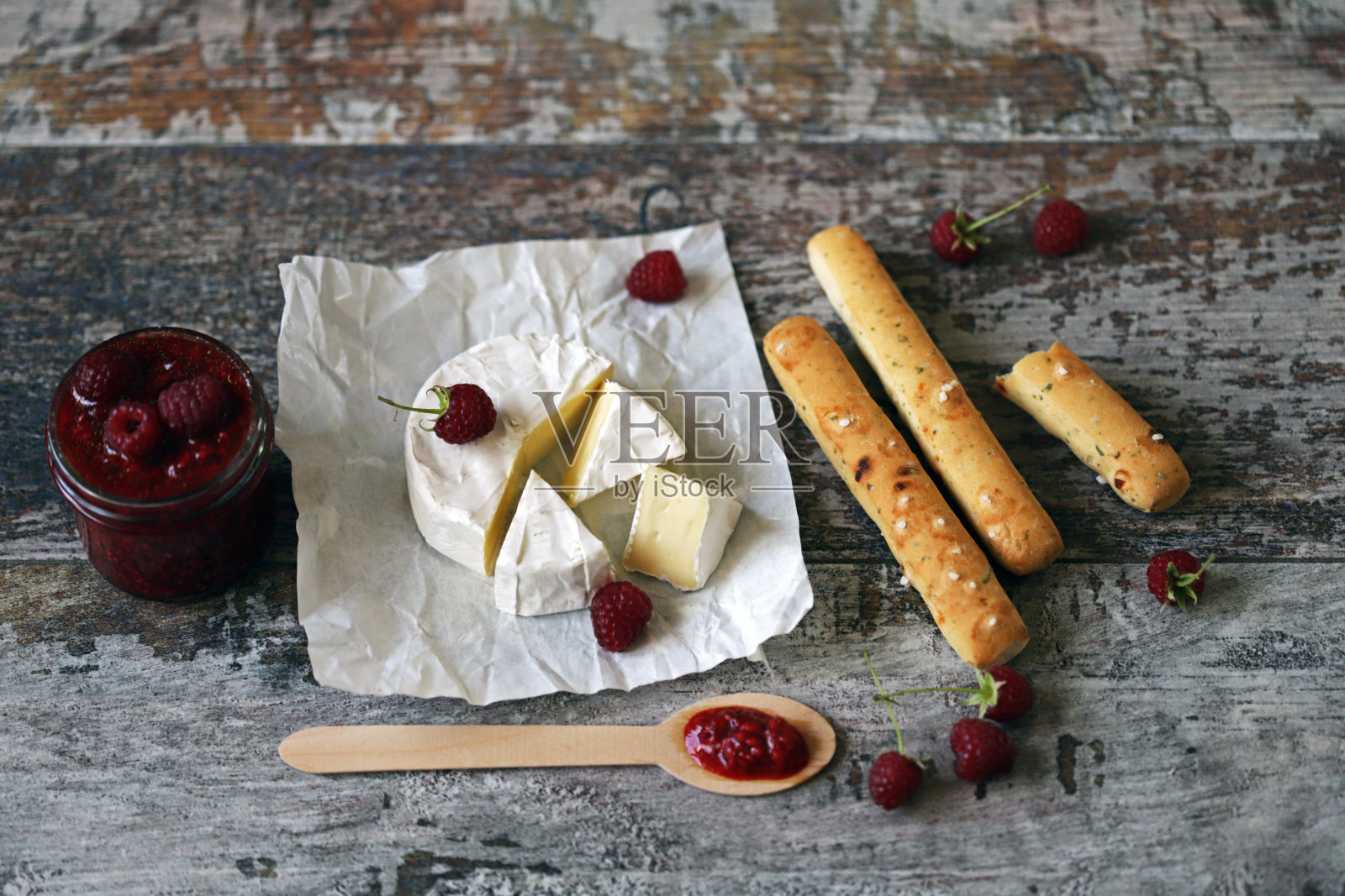 卡芒贝尔奶酪配覆盆子酱。照片摄影图片