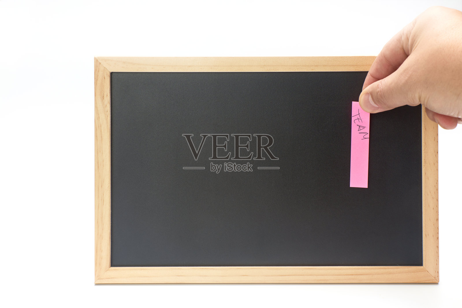 一个商人在公告板上贴了一张写着“团队”的帖子照片摄影图片