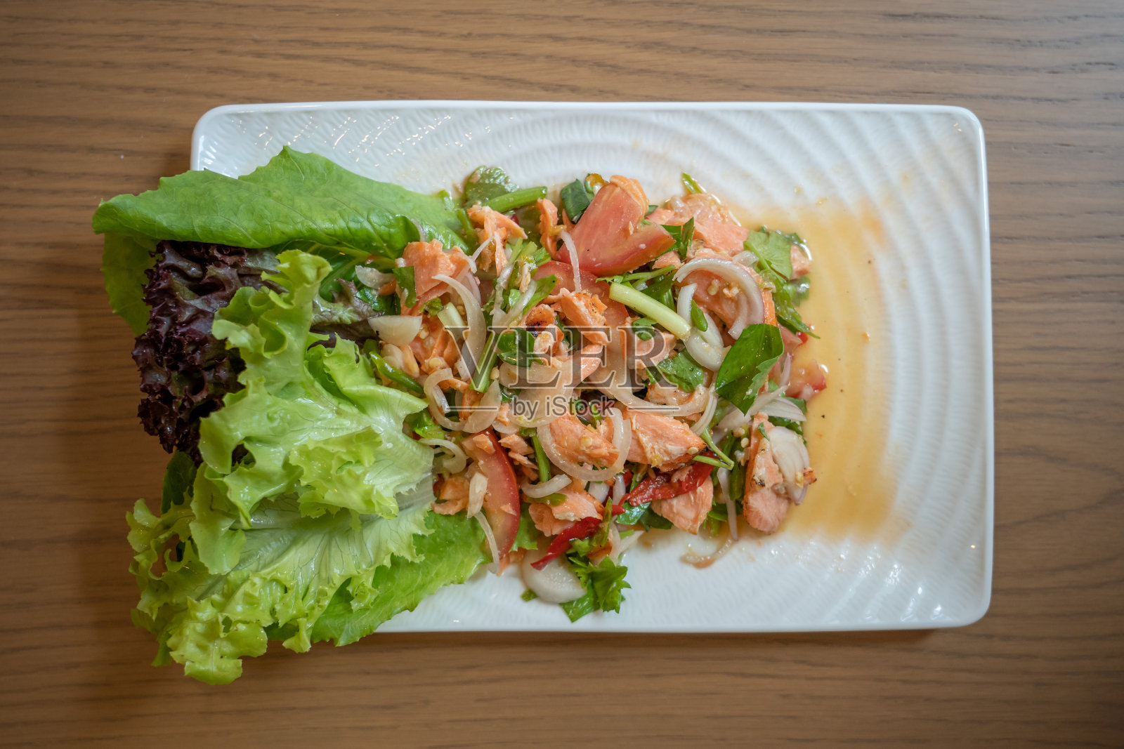 泰式辣三文鱼沙拉，混合蔬菜和香草照片摄影图片