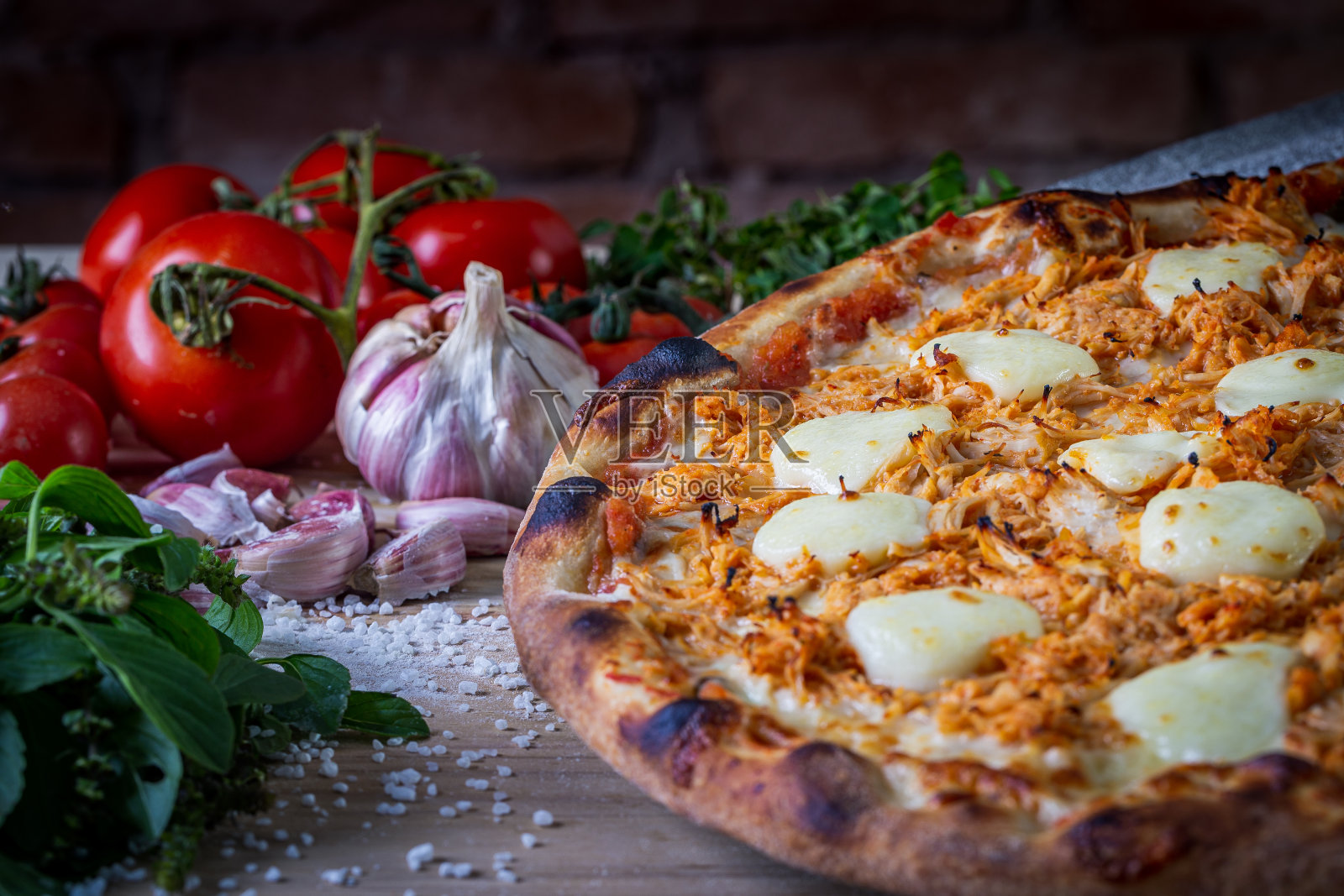 鸡肉和奶油芝士披萨和烹饪材料:西红柿，罗勒，大蒜木桌子背景照片摄影图片