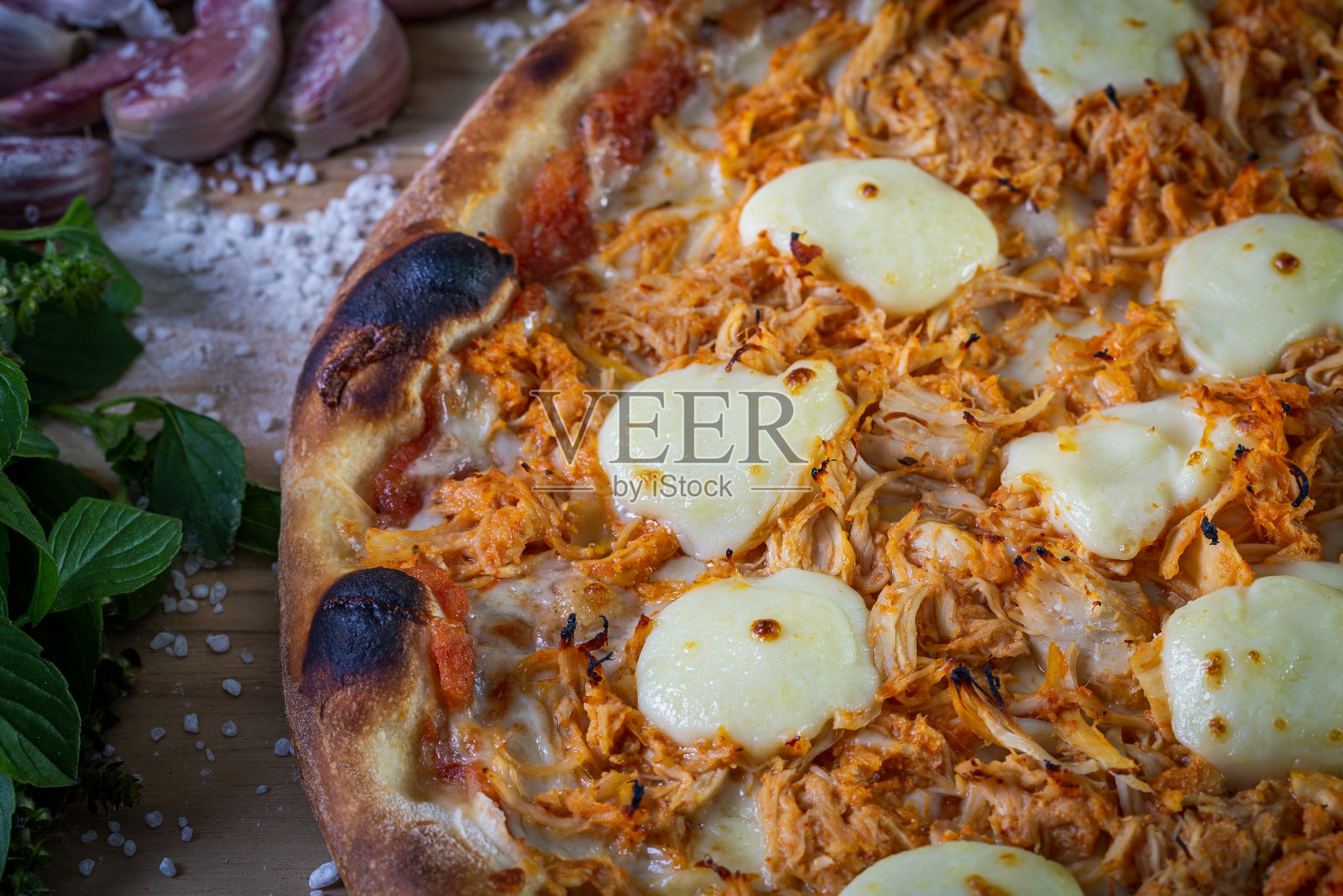 鸡肉和奶油芝士披萨和烹饪材料:西红柿，罗勒，大蒜木桌子背景照片摄影图片