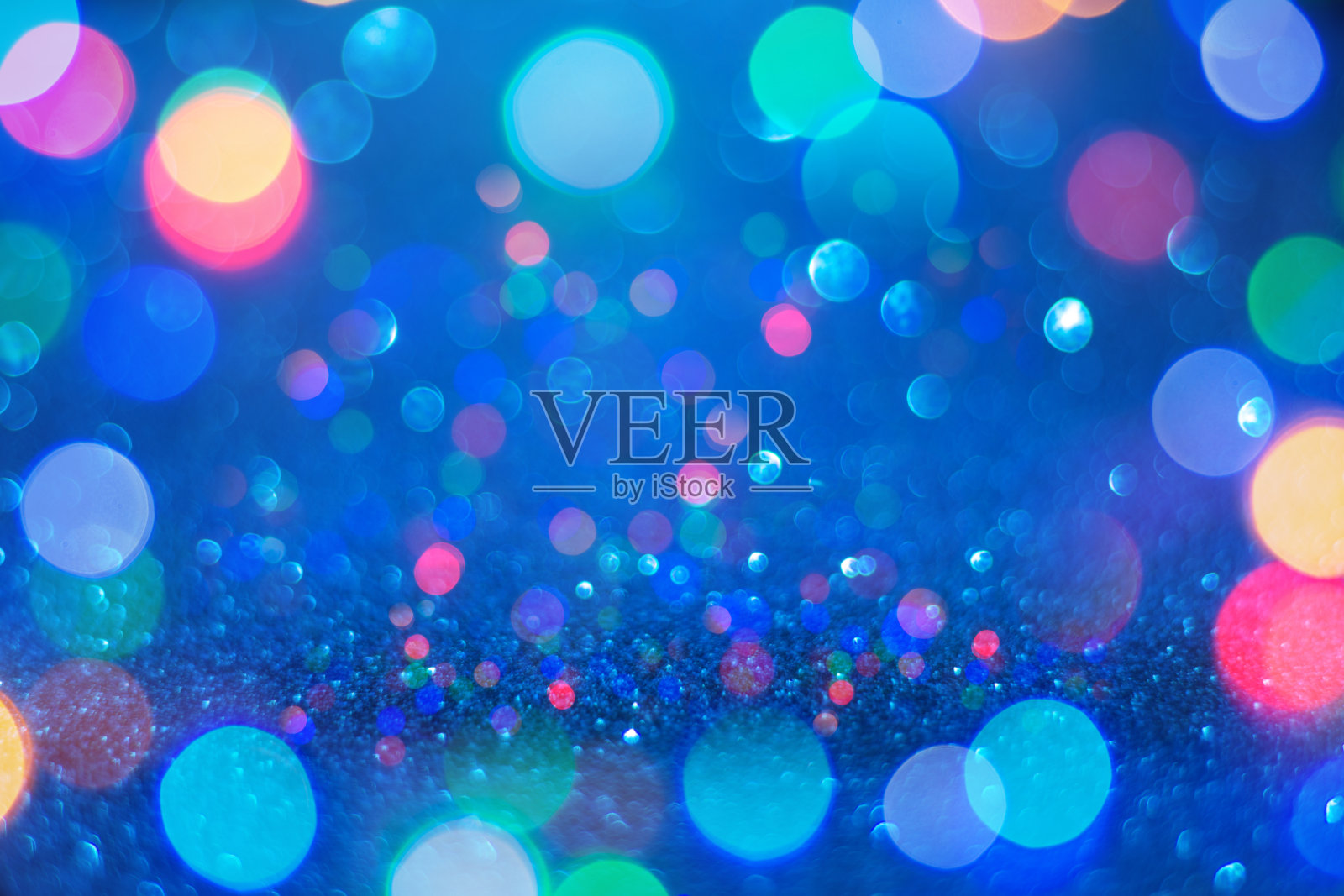 圣诞节和新年的背景。在蓝色背景和纹理上散焦多色散焦照片摄影图片