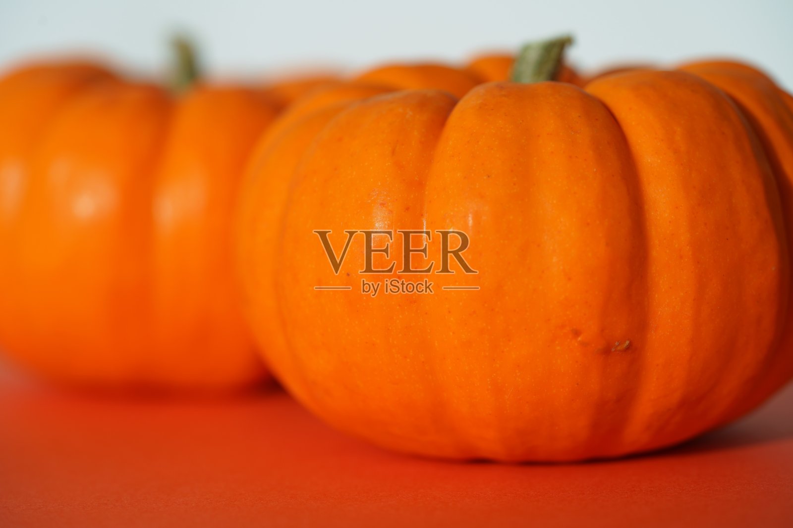 红色背景上的橙色南瓜照片摄影图片