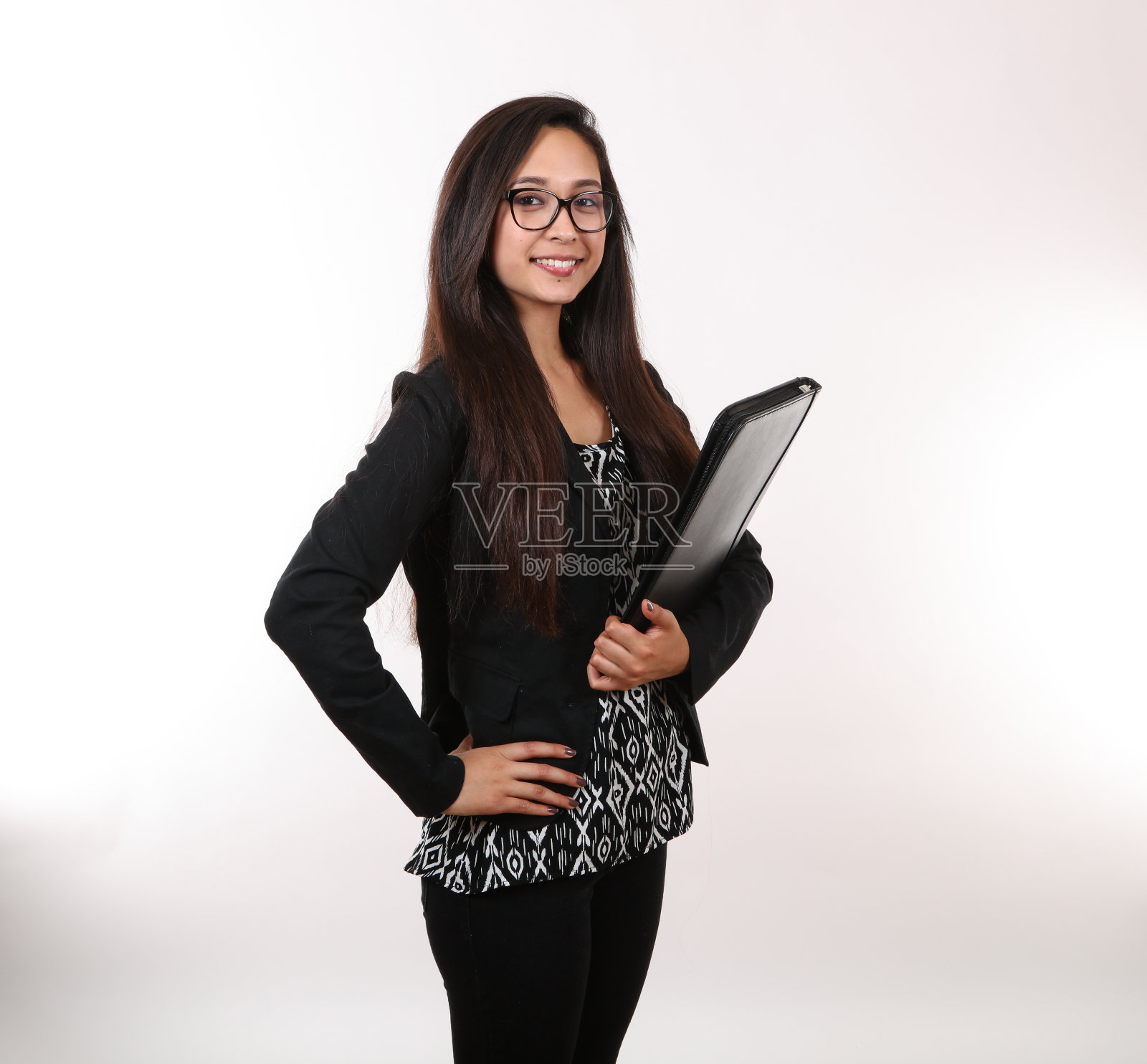 戴眼镜的年轻高管持有投资组合照片摄影图片