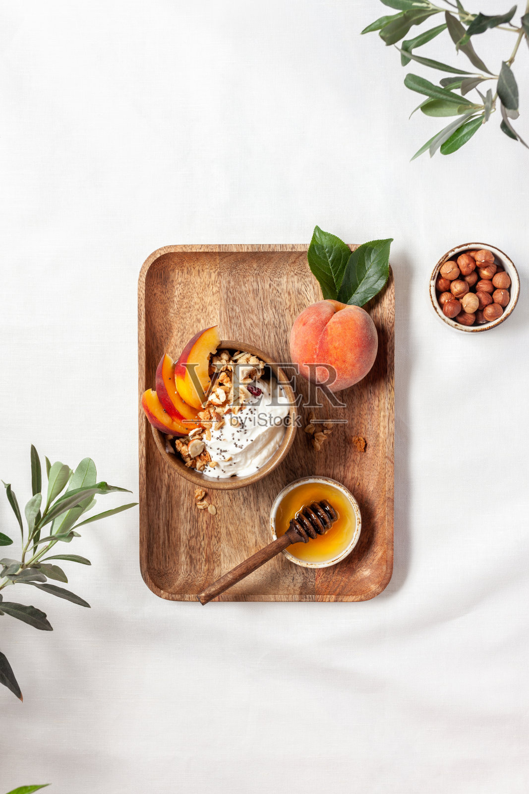 早餐。格兰诺拉麦片配酸奶，桃，奇亚籽和蜂蜜照片摄影图片