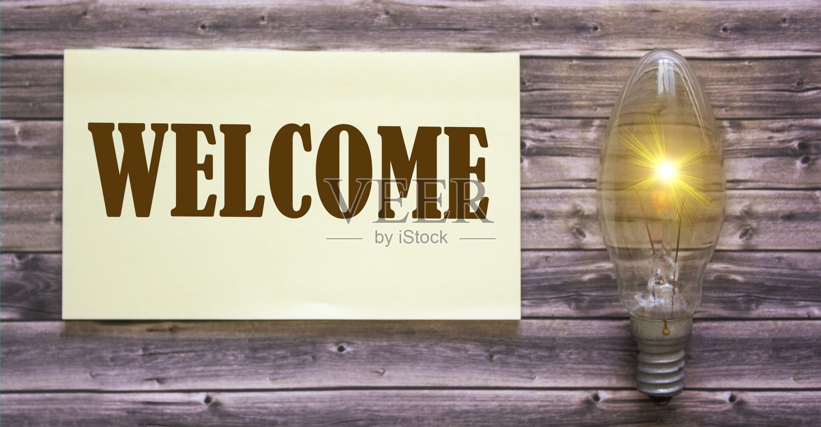 装饰问候文字与灯在木桌上照片摄影图片