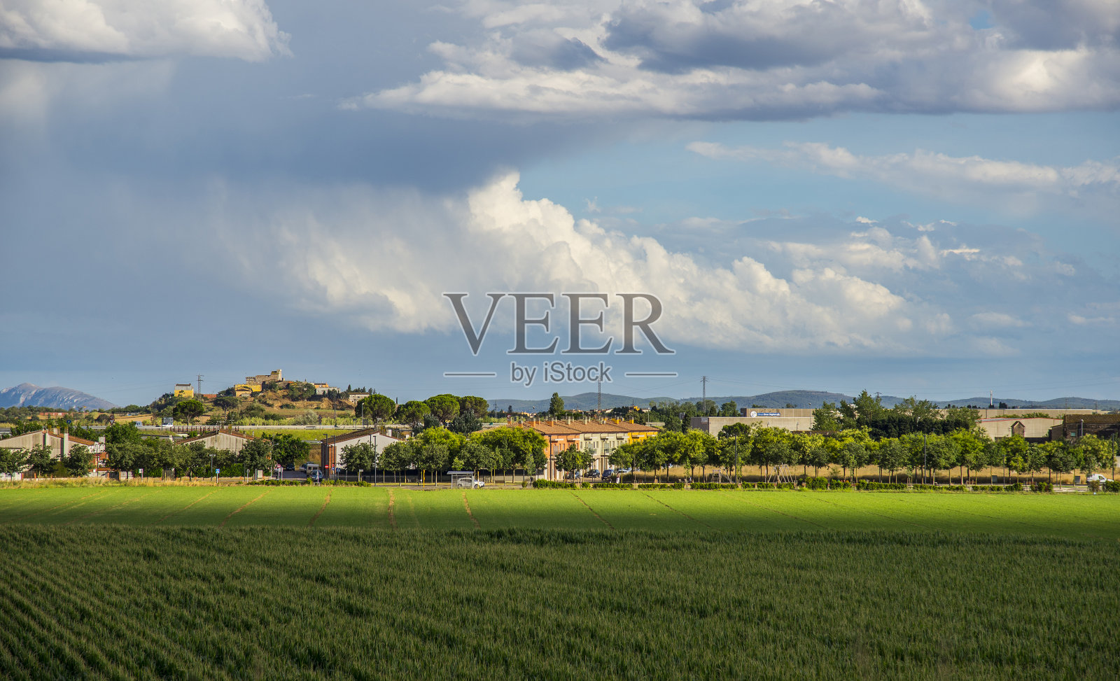 西班牙的田野和房屋景观照片摄影图片