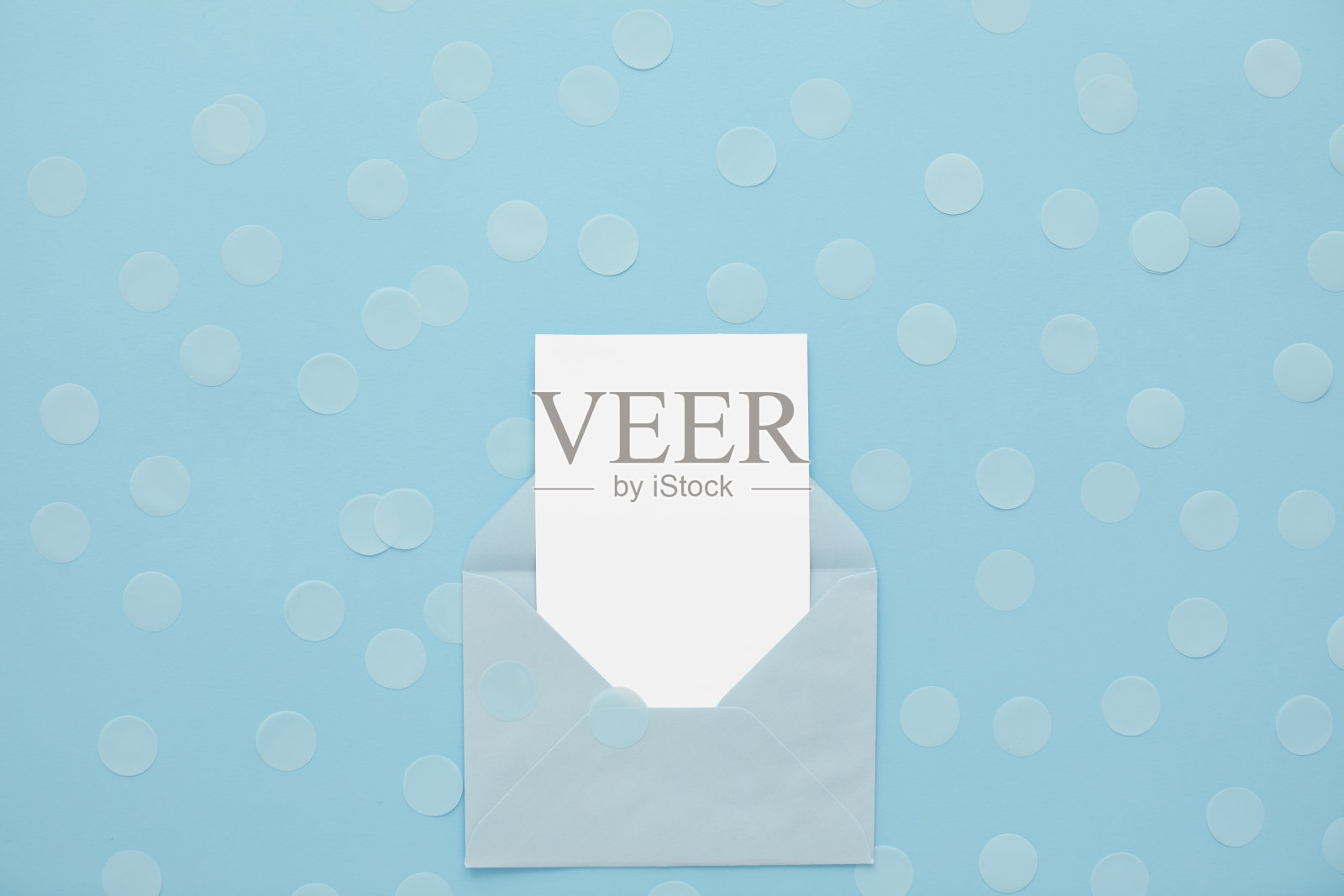 信封里的空白卡片。模型。照片摄影图片