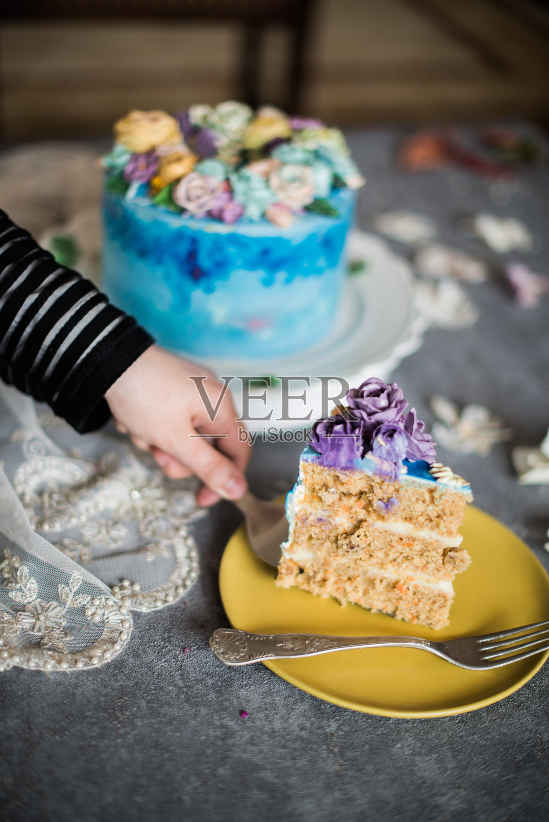 蓝色奶油鲜花蛋糕照片摄影图片