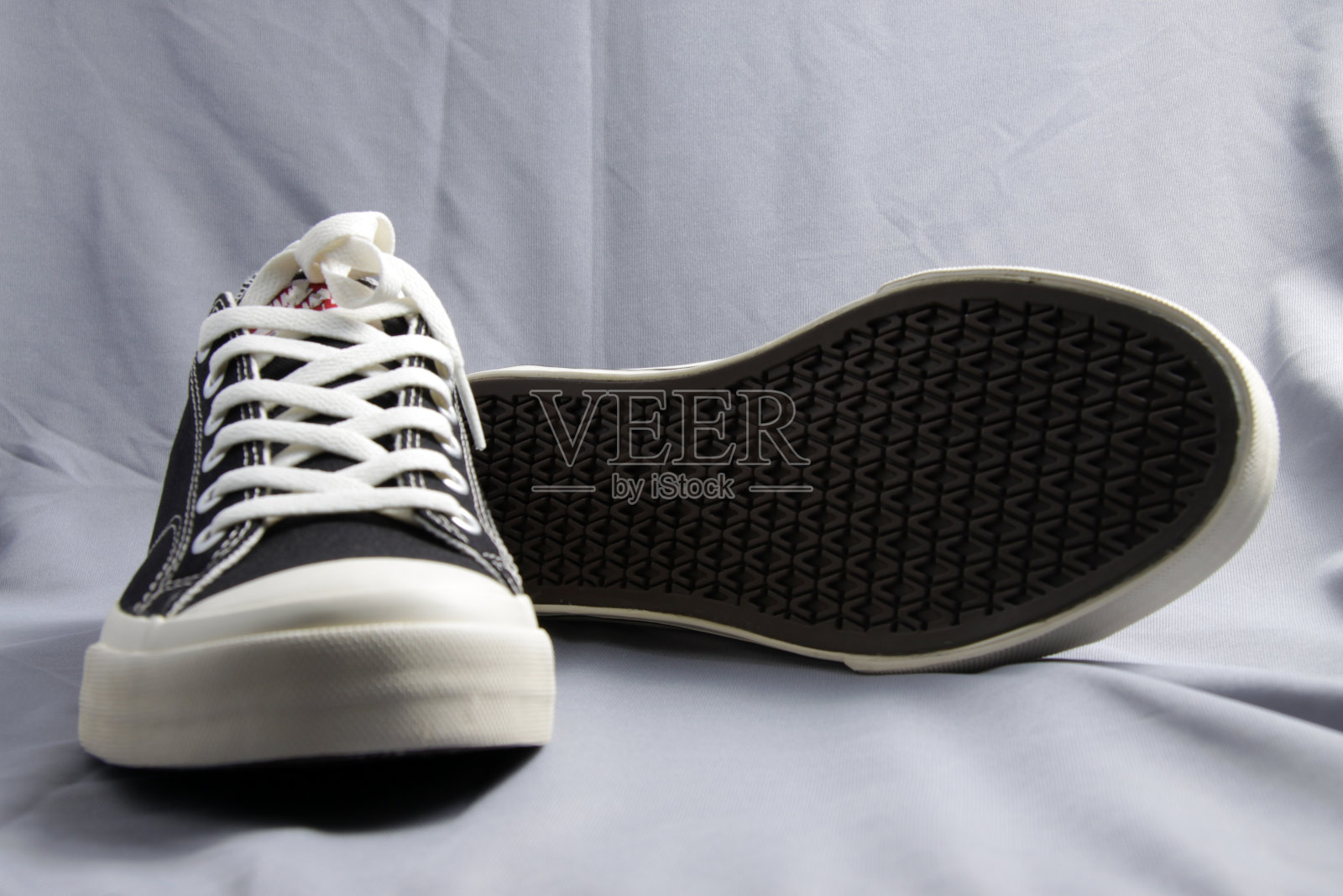 黑白经典风格帆布运动鞋照片摄影图片