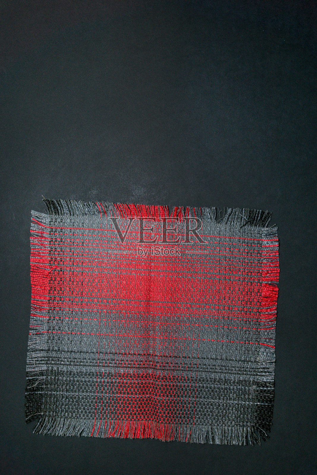 黑色背景上的旧亚麻织物。从上往下看。自由空间。顶视图与空间复制垂直照片照片摄影图片