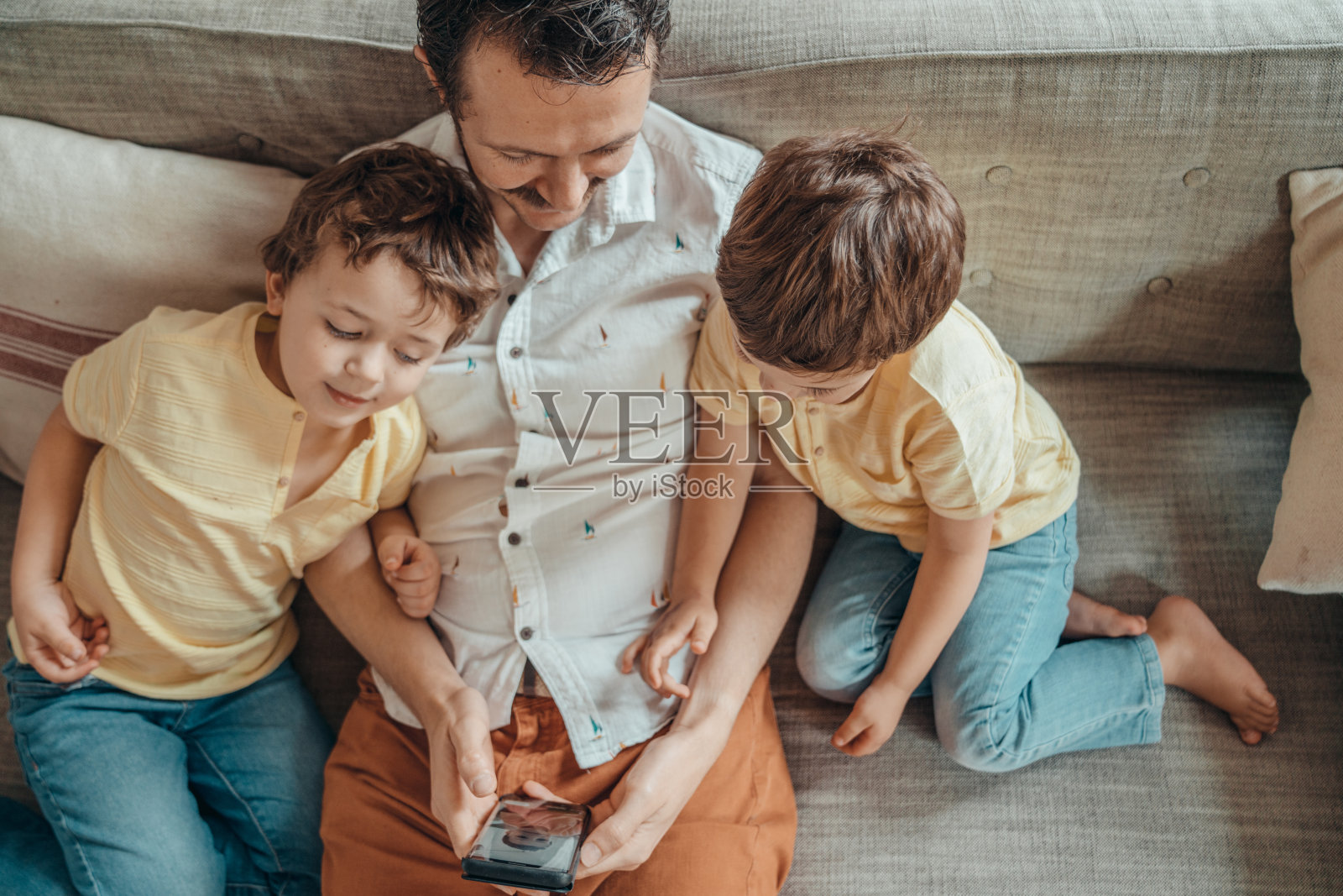 父亲和孩子们使用手机照片摄影图片