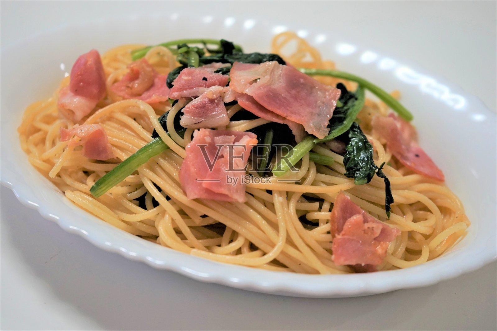 菠菜培根意大利面照片摄影图片