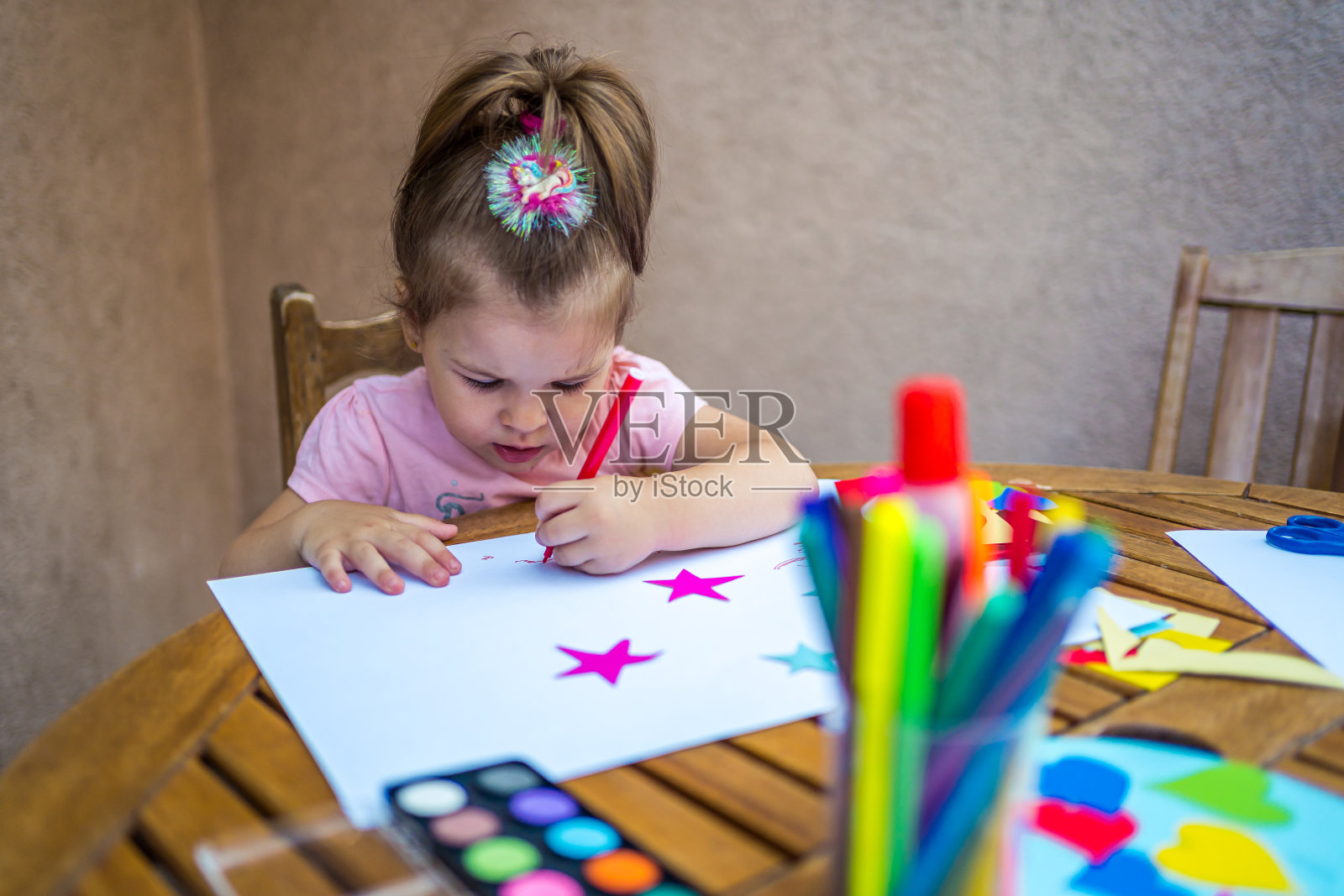 漂亮的小女孩喜欢涂色照片摄影图片