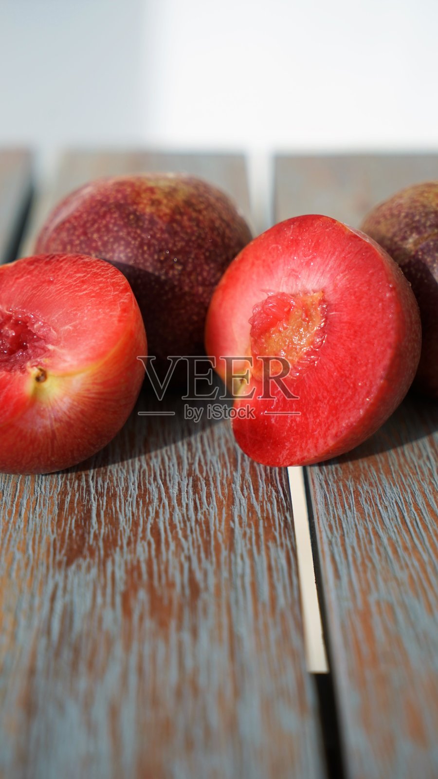 木质背景上的红梅照片摄影图片