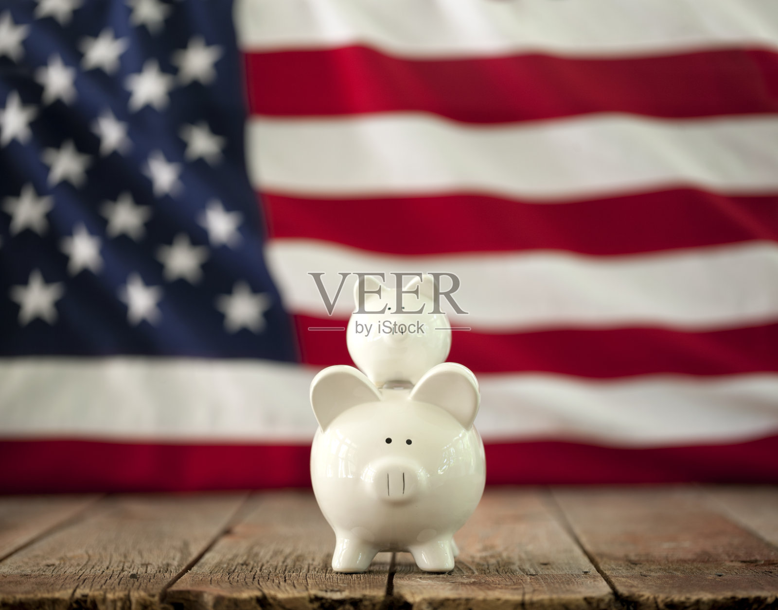 美国国旗背景下的储蓄罐照片摄影图片