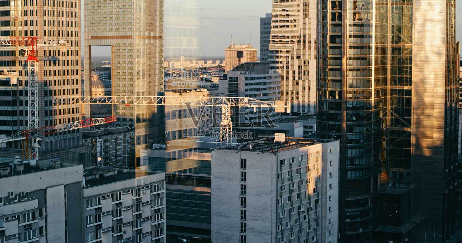 从摩天大楼看金融区。现代建筑照片摄影图片