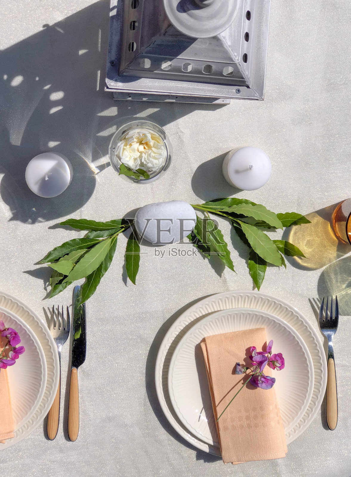节日餐桌设置俯视图。婚礼表设置。垂直的。餐厅，餐桌装饰，器具，鲜花，蜡烛，餐巾，桌布照片摄影图片