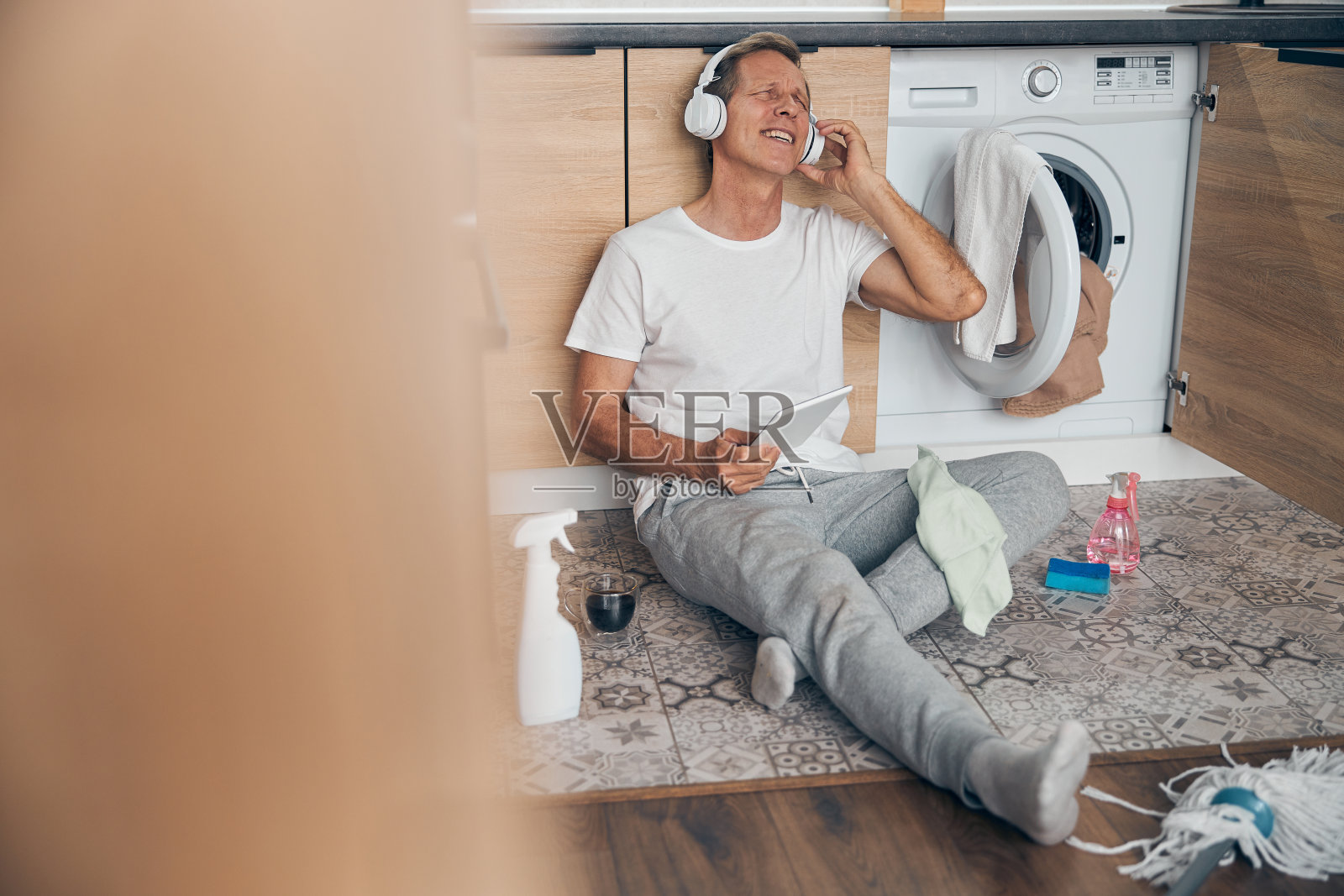 善良成熟的男人在家休息照片摄影图片