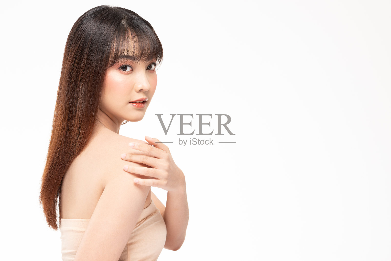 美丽的亚洲女性肖像脸与自然皮肤和皮肤护理健康的头发和皮肤特写脸的美丽肖像。照片摄影图片