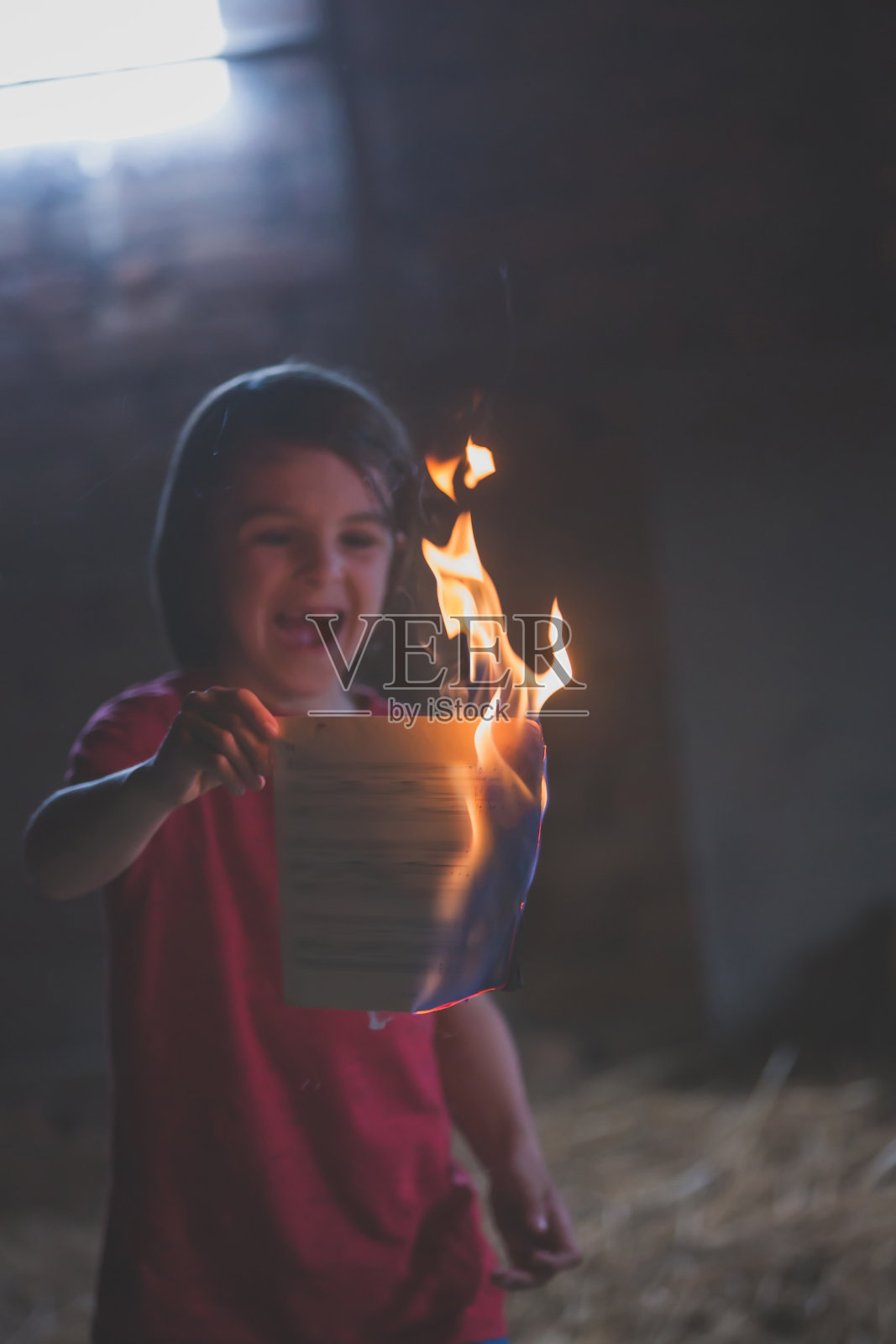 孩子在阁楼里烧纸照片摄影图片
