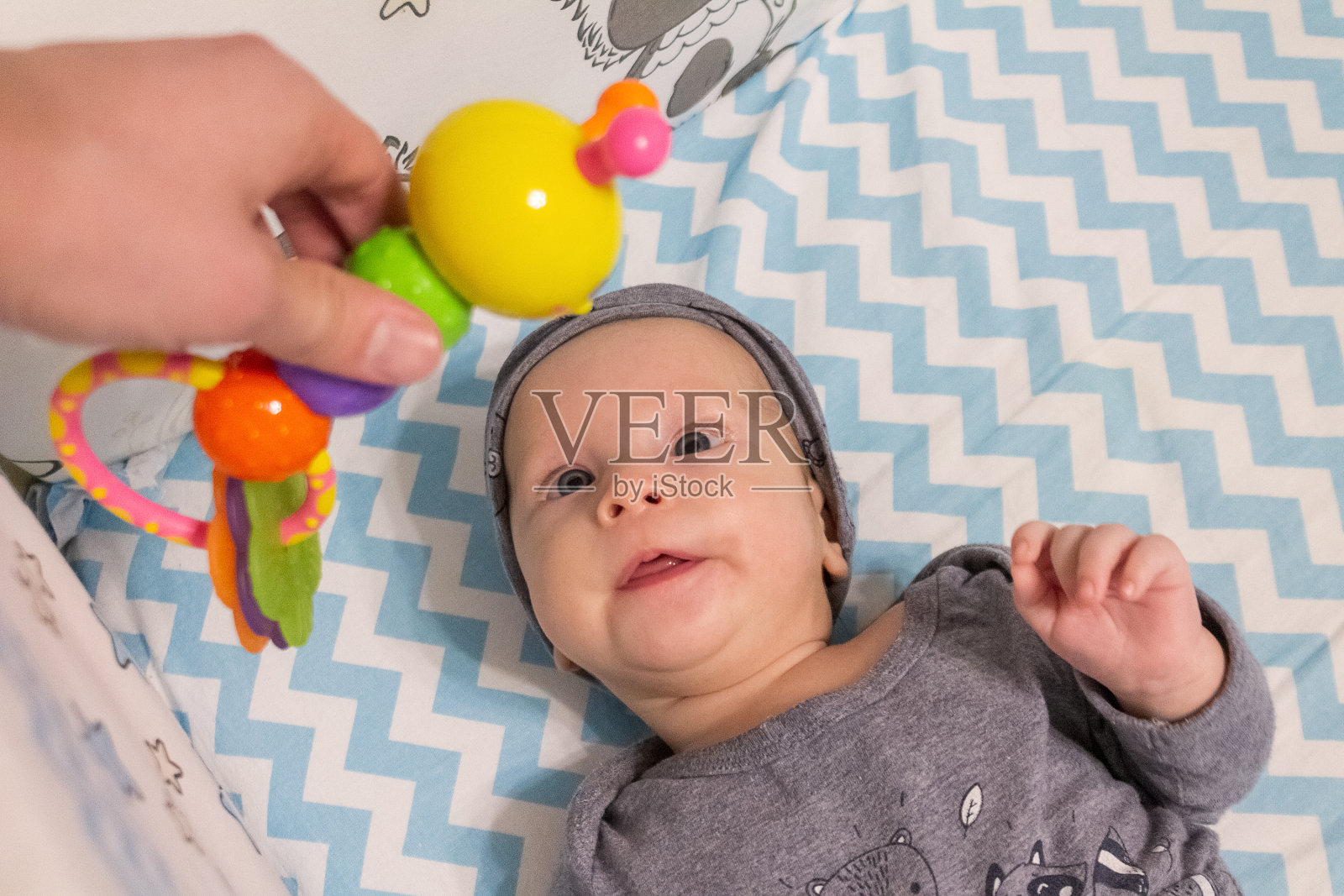 一个快乐上进的小孩首先玩的是摇铃，新生儿的玩具照片摄影图片