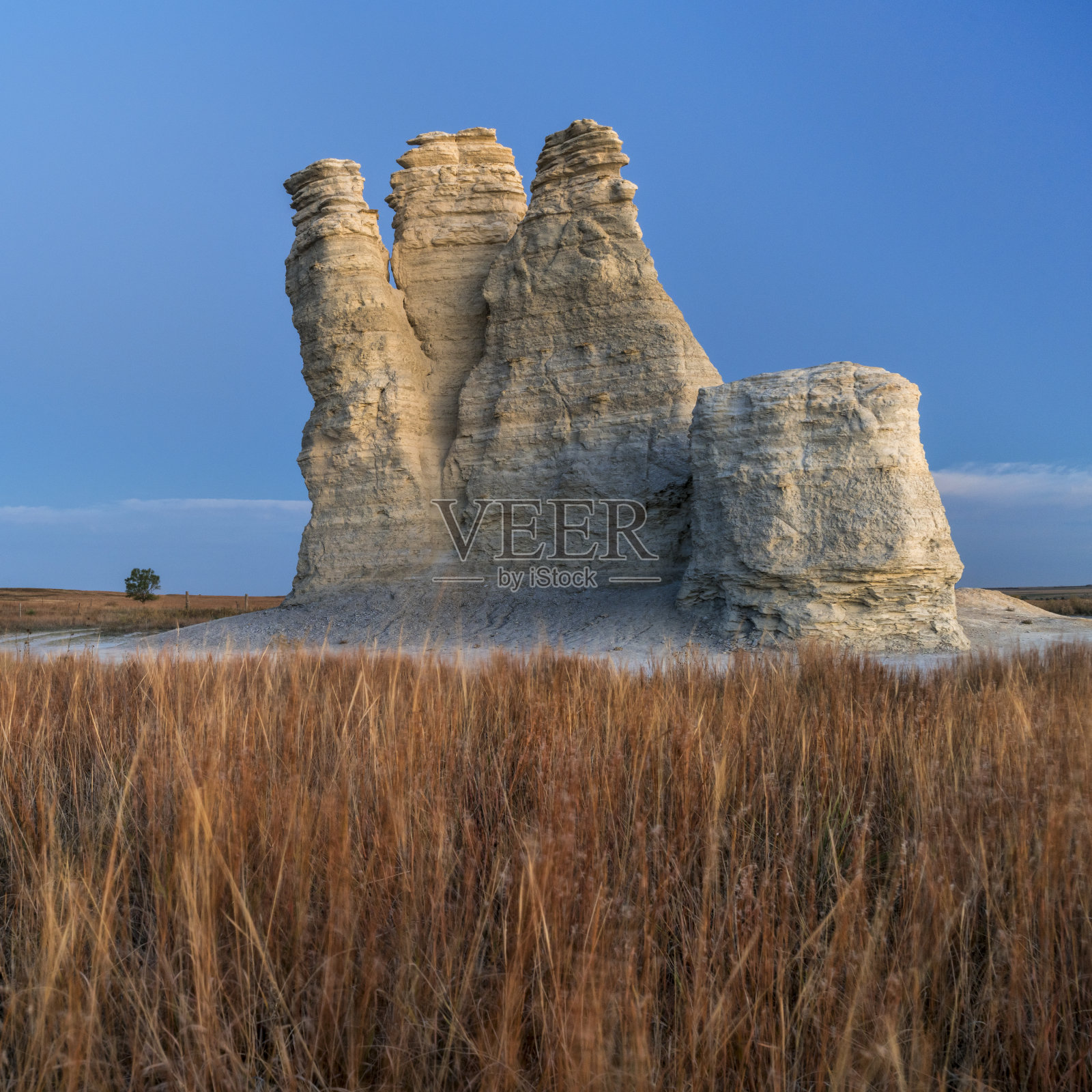 堪萨斯草原上的城堡岩石照片摄影图片