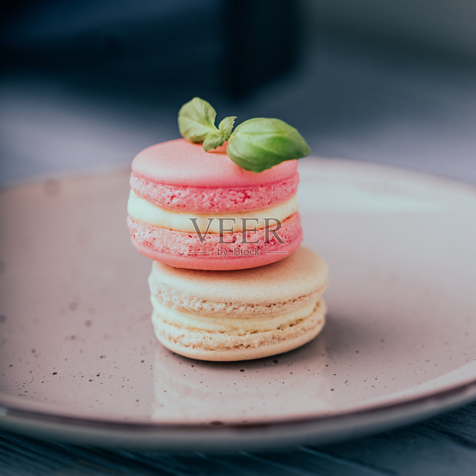 瓷盘上放着粉红色的覆盆子和米色的香草杏仁饼干照片摄影图片